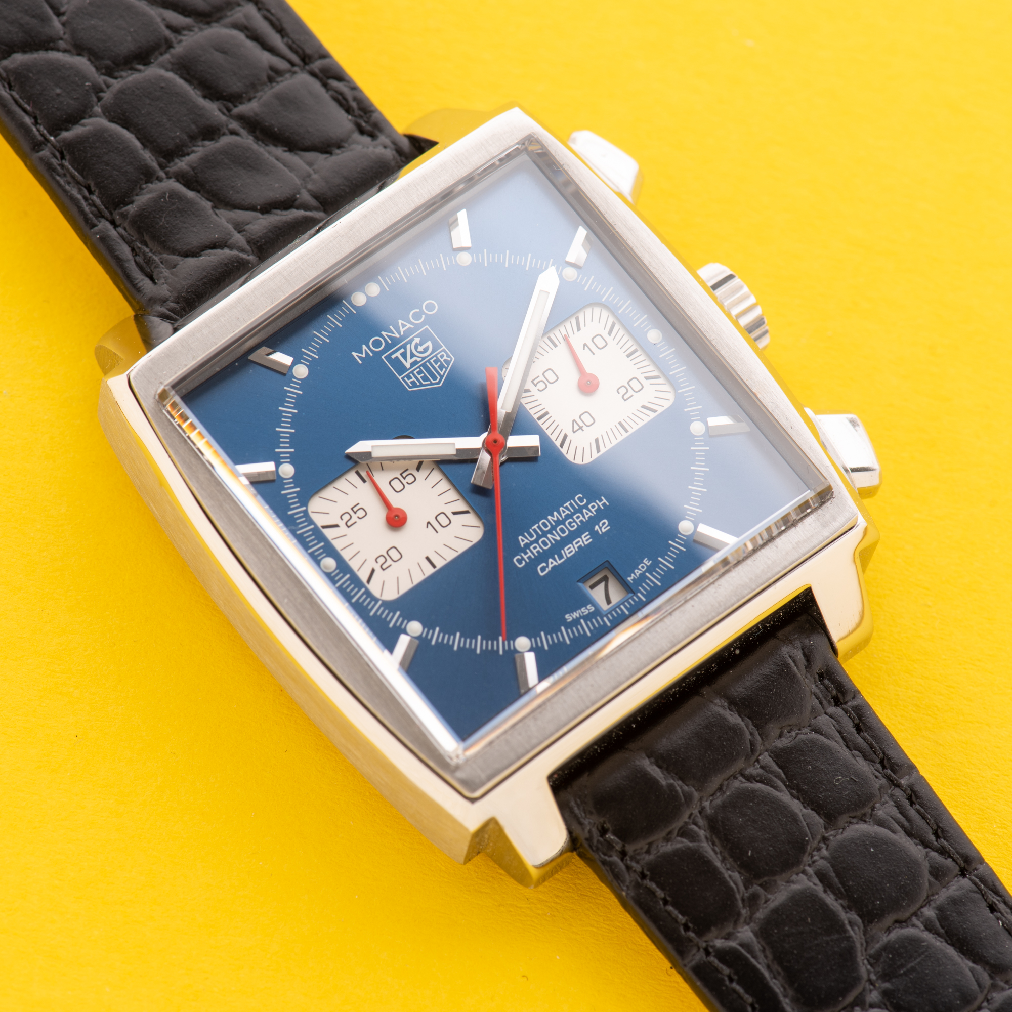 Zicht op TAG HEUER Monaco Calibre 12 chronograph Blue Dial Réf CAW2111