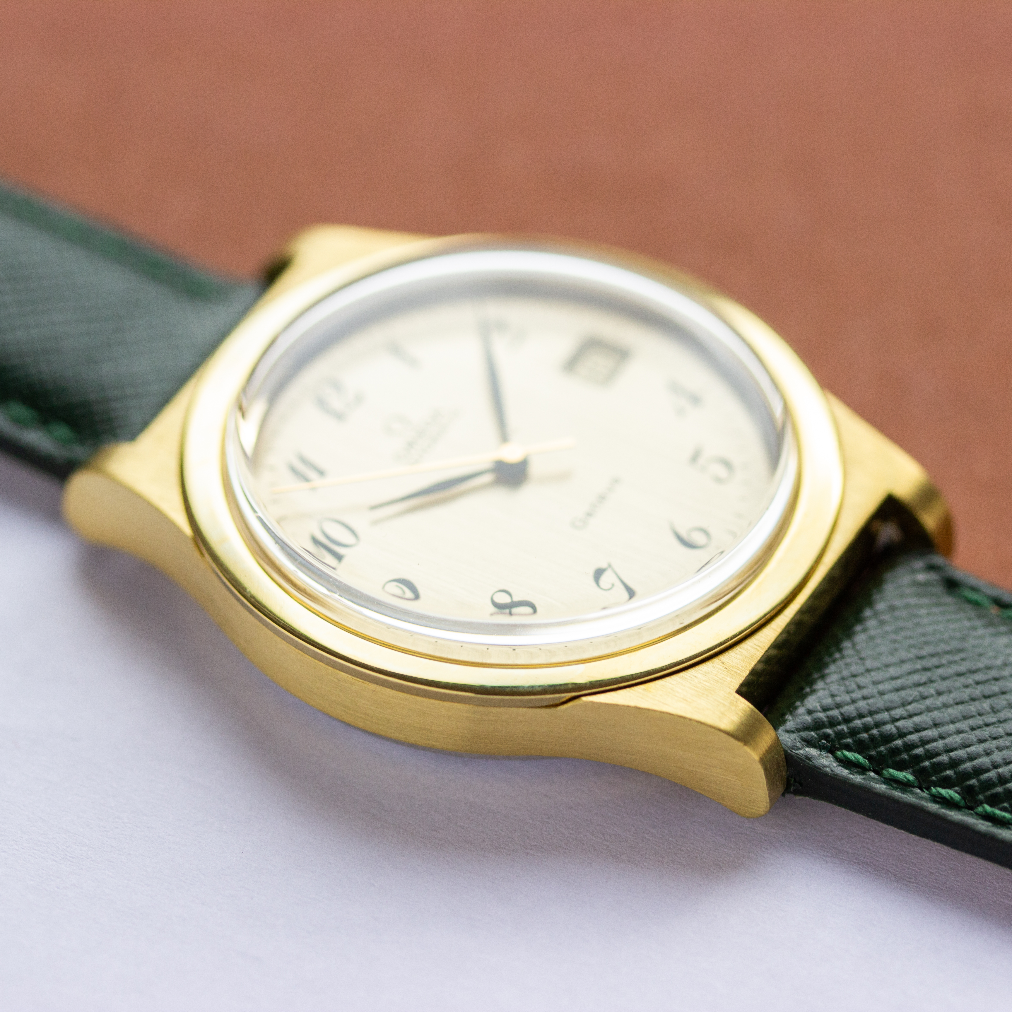 Zicht op Omega Genève Automatic Date Bréguet dial Ref 166.068 uit 1973