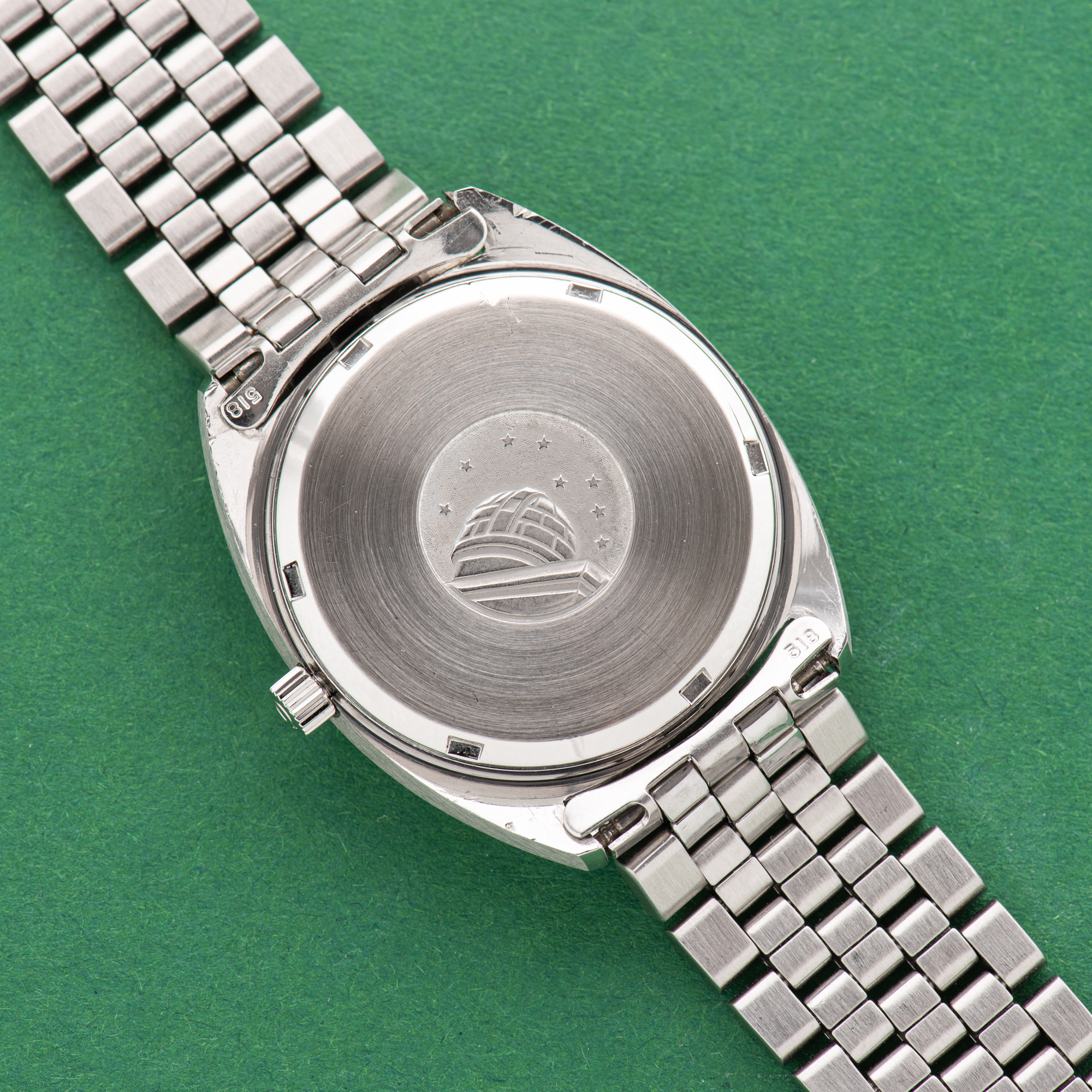 Zicht op Omega Constellation C Shape Japan Market JDM Blue Dial vanaf 1971 Ref 168.0056