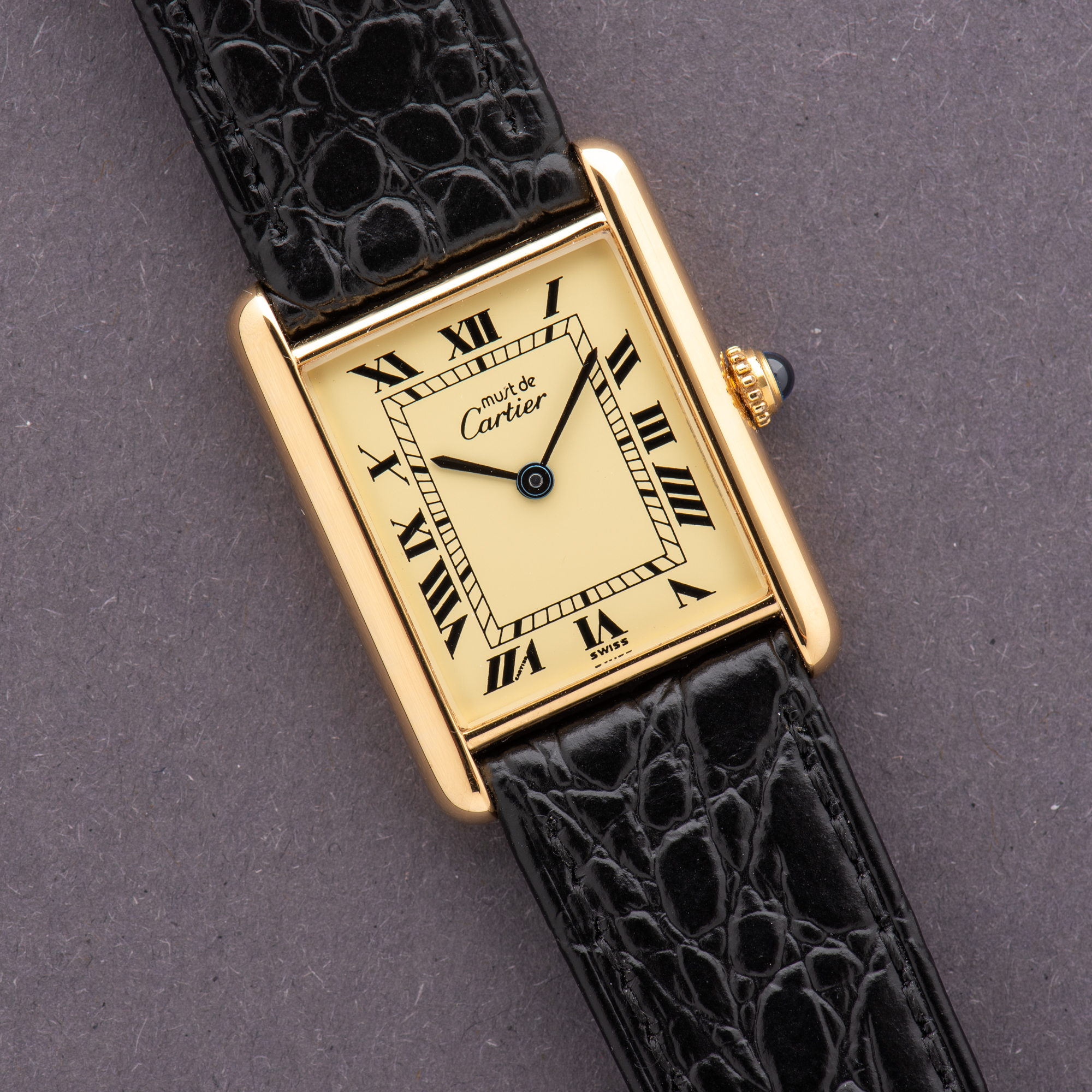Zicht op Cartier Tank De Must Vermeil Romeinse wijzerplaat Grand Model GM Ultra Volledige set Ref 590005