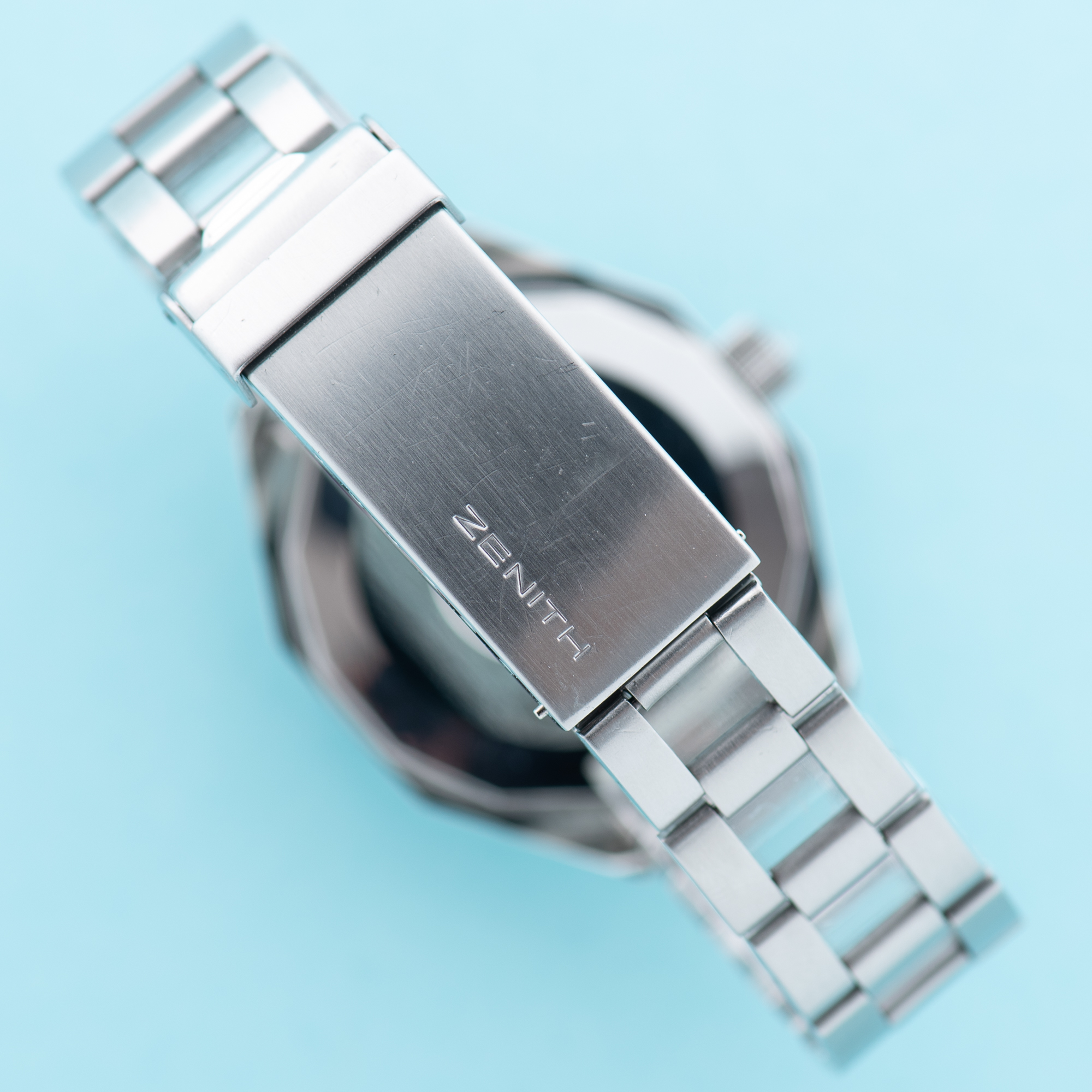 Zicht op Zenith Defy Automatic 28800 Cassaforte del Tempo Ref 01 0902 290