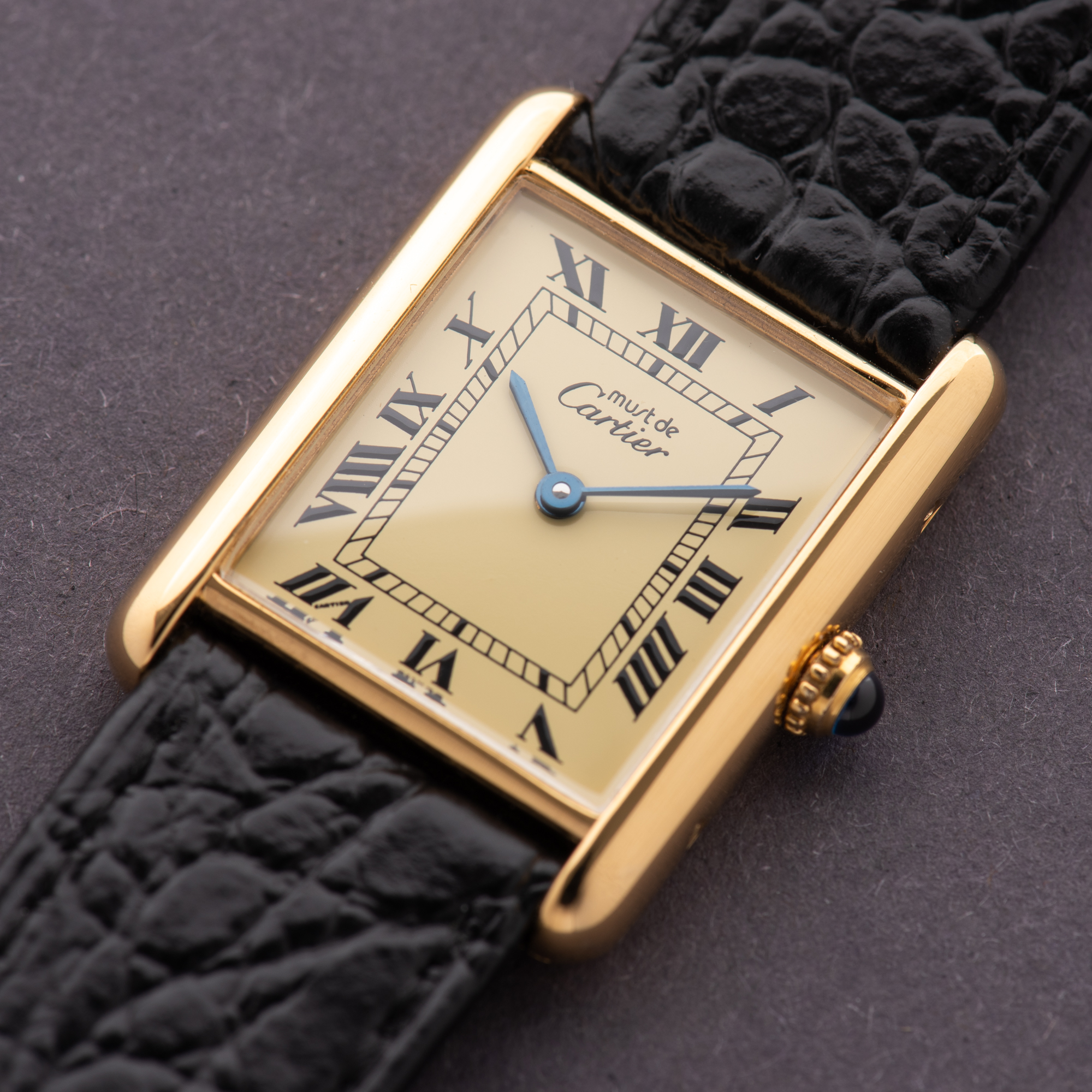 Zicht op Cartier Tank De Must Vermeil Romeinse wijzerplaat Grand Model GM Ultra Volledige set Ref 590005