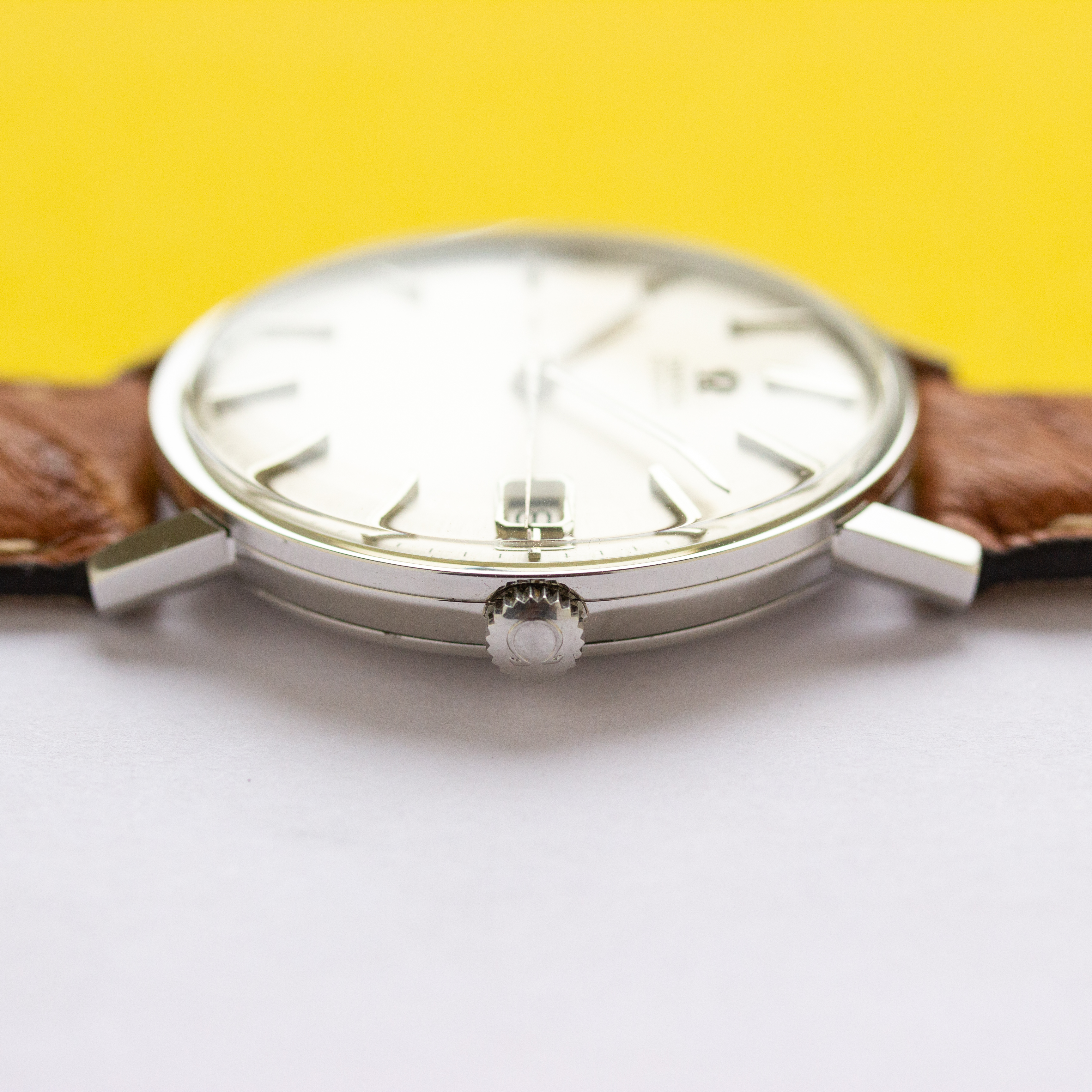 Vue de Omega Automatic Date Dress réf 162.009 From 1965