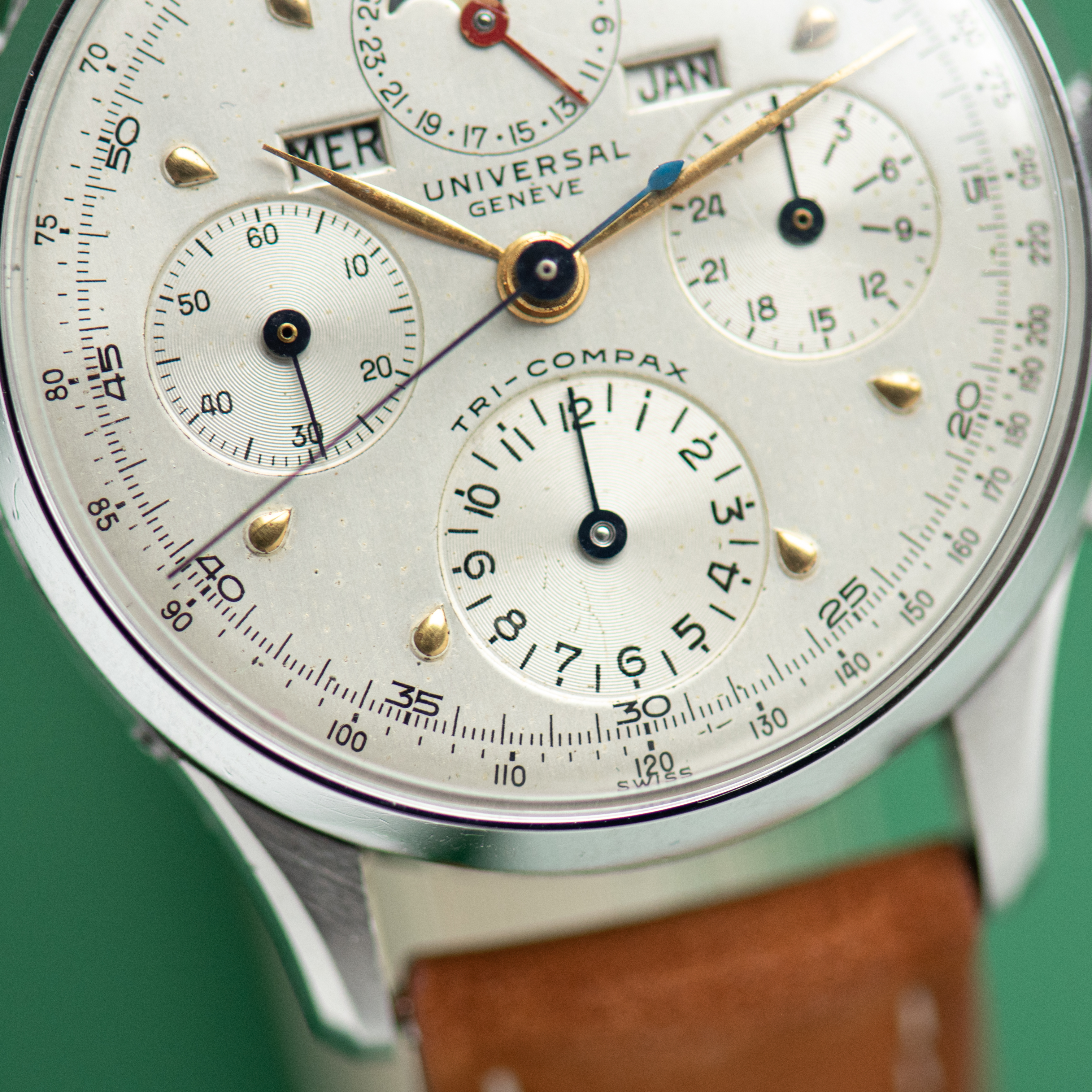 Vue de Universal Genève Tricompax Steel Chronograph Full Annual Calendar Moonphase 1946