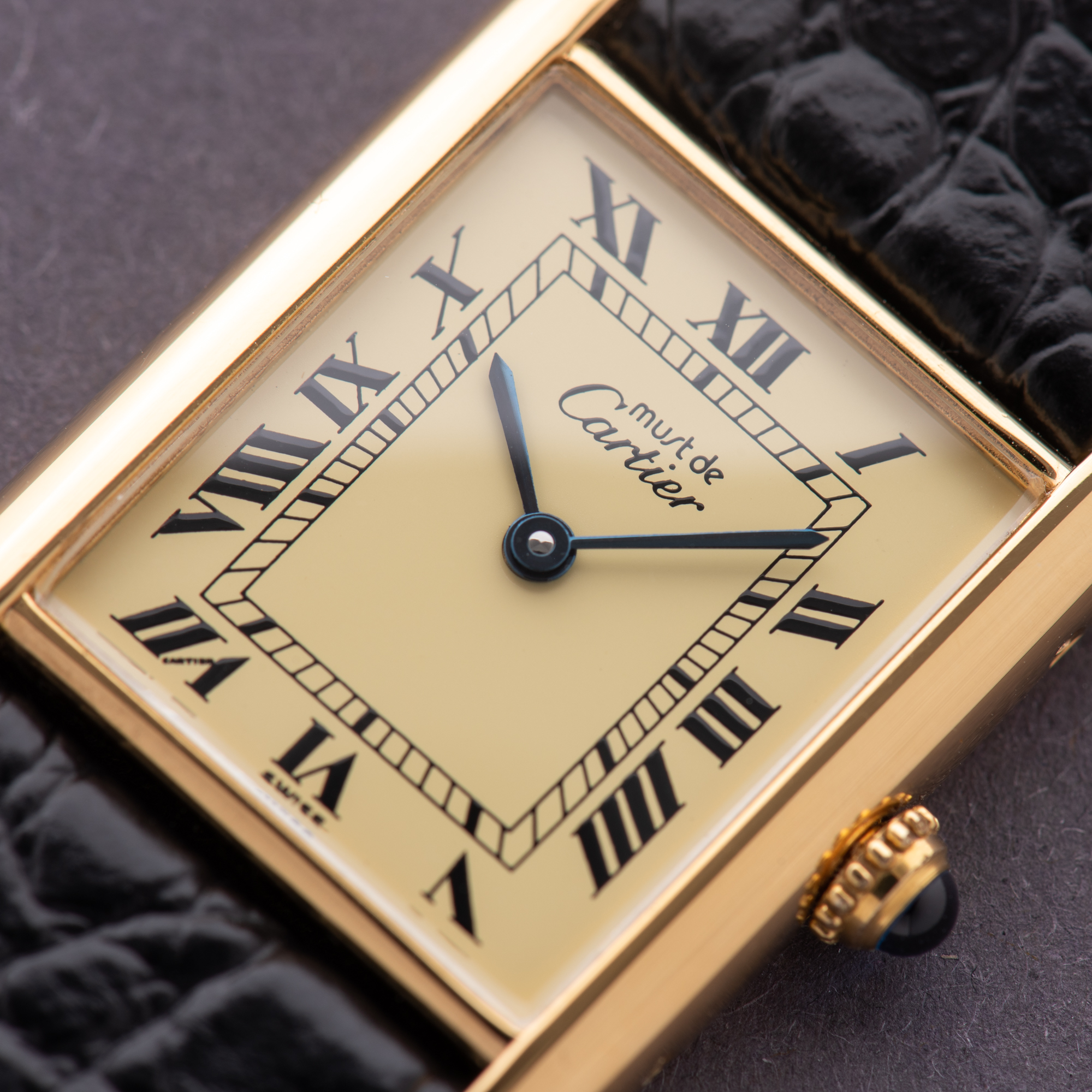 Zicht op Cartier Tank De Must Vermeil Romeinse wijzerplaat Grand Model GM Ultra Volledige set Ref 590005