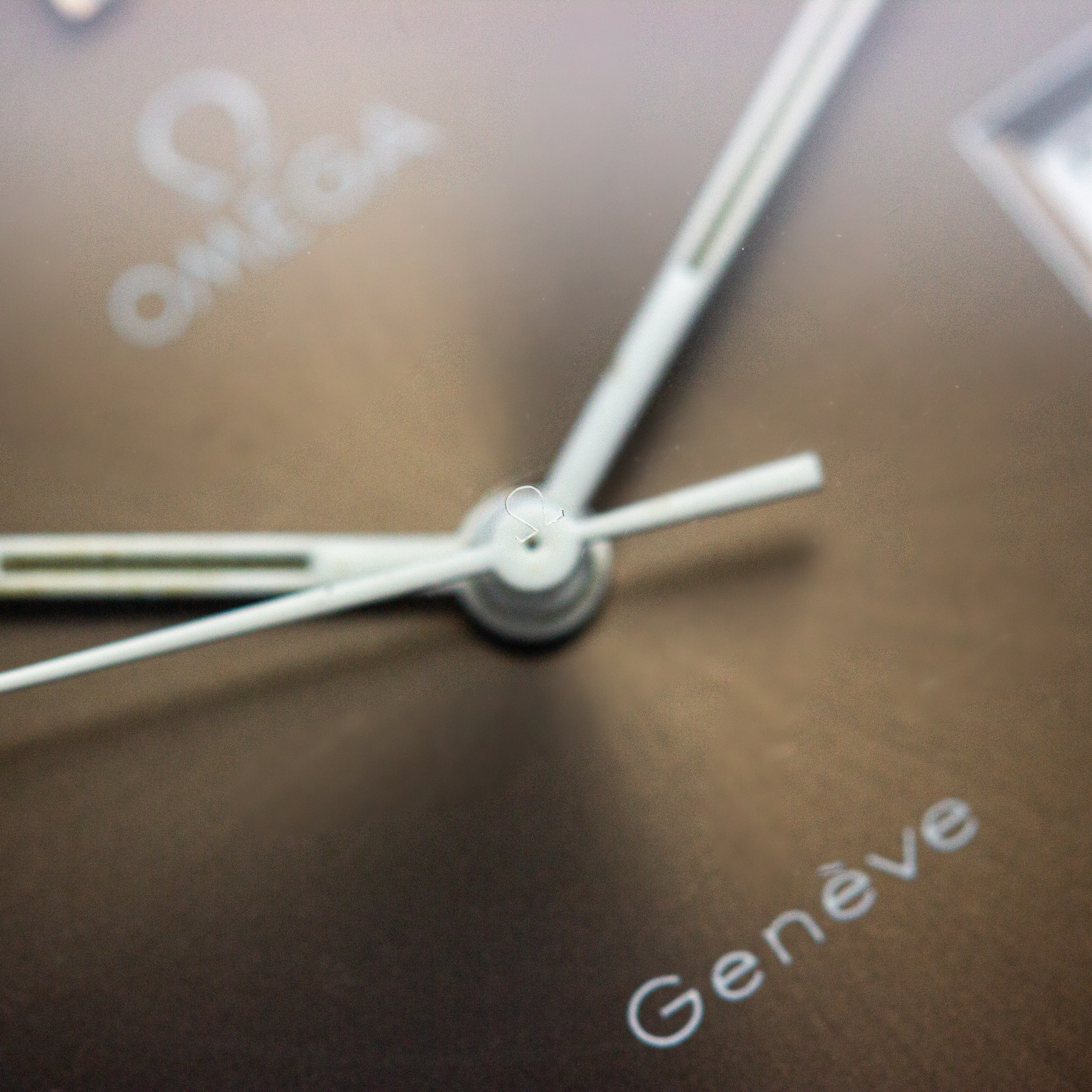 View of Omega Genève Date Vignette Brown Réf 136.0102