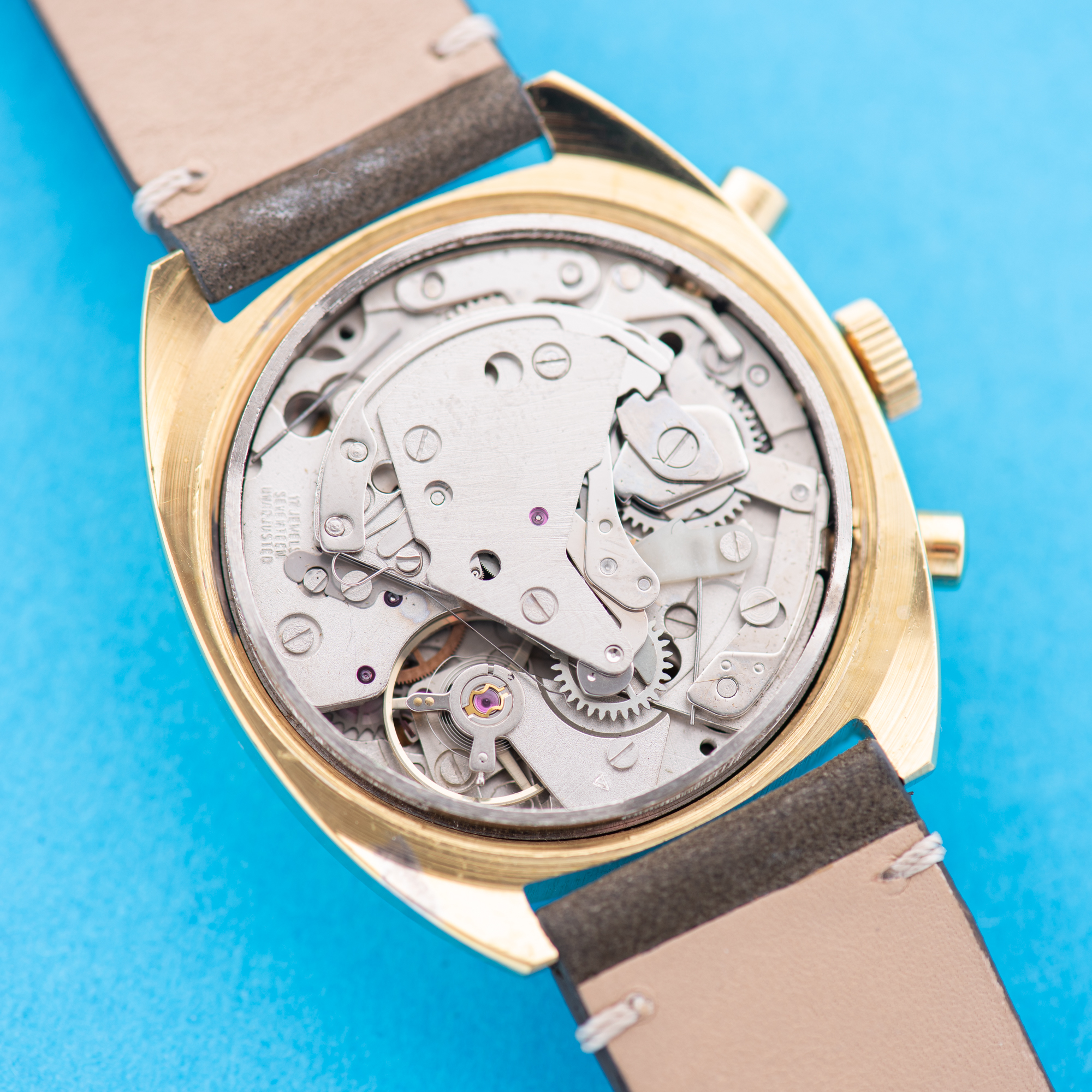 Zicht op Hero chronograph  incabloc New Old Stock valjoux 7765
