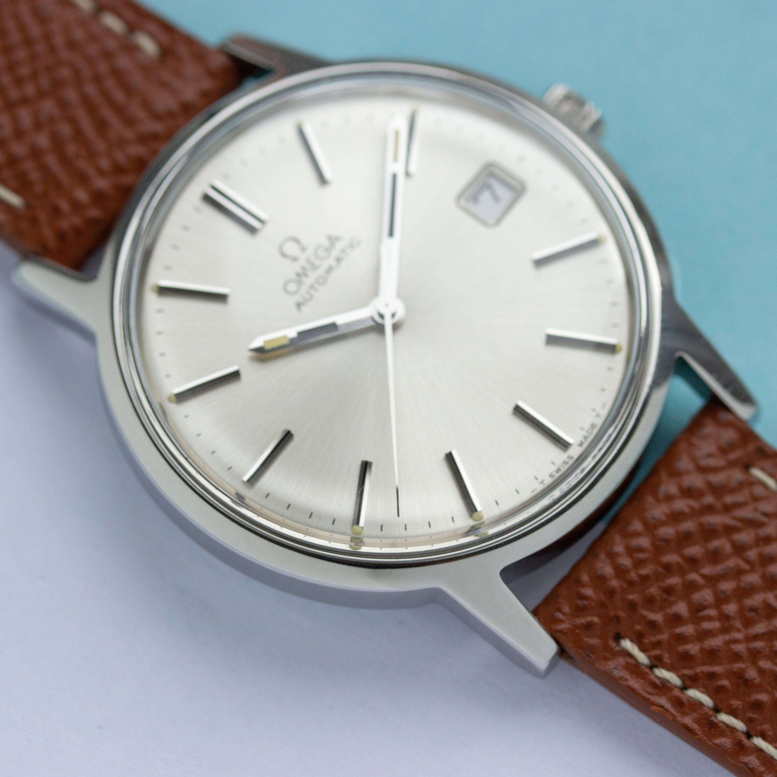 Vue de Omega Automatic Date Réf 166.0163 Rare Boiter HF Hugine Freres