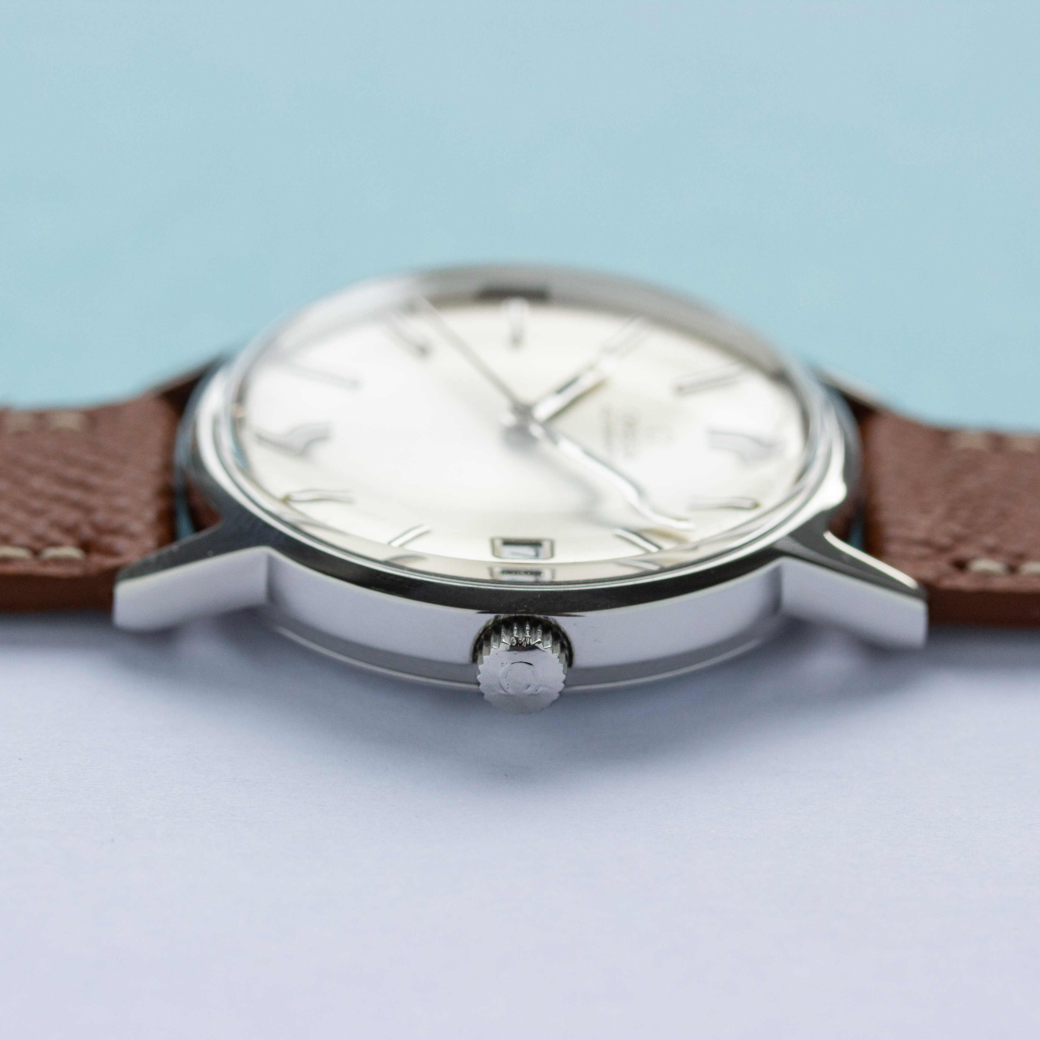 Vue de Omega Automatic Date Réf 166.0163 Rare Boiter HF Hugine Freres