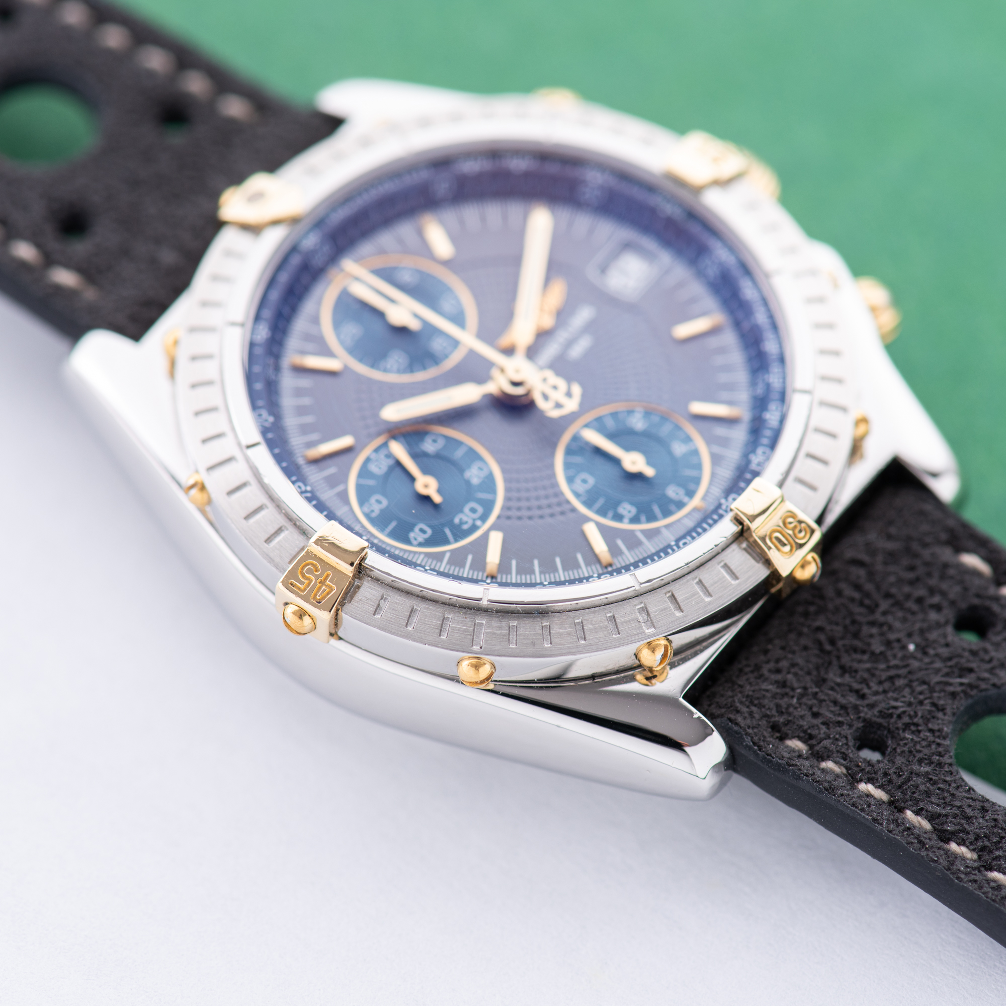 Zicht op Breitling Chronomat Gold/Staal Chronograph Grey / Blue dial Ref 13050.1