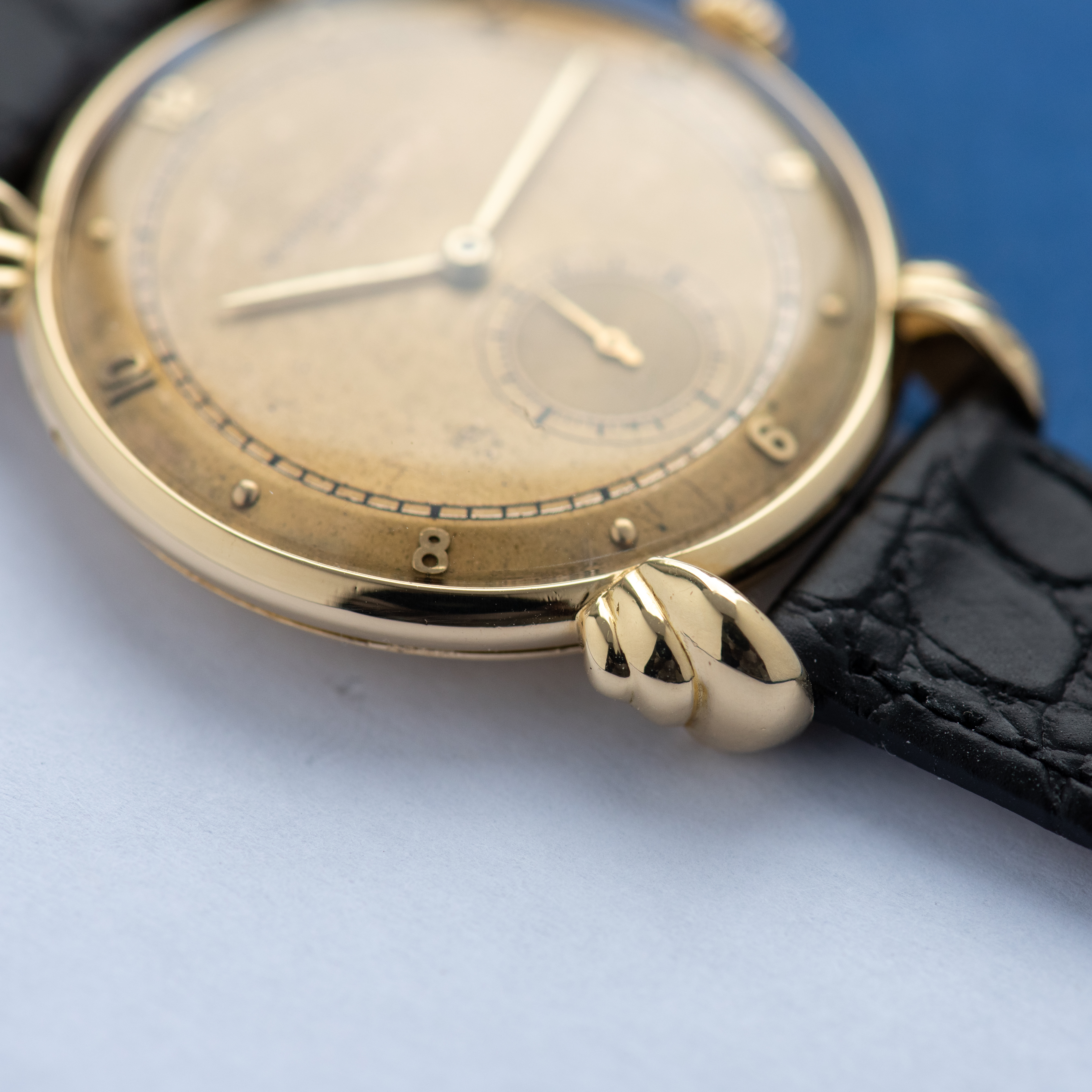 Vue de Vacheron Constantin Oversize Dress Watch Fancy Shell Teardrop Lugs Réf 4322 18K