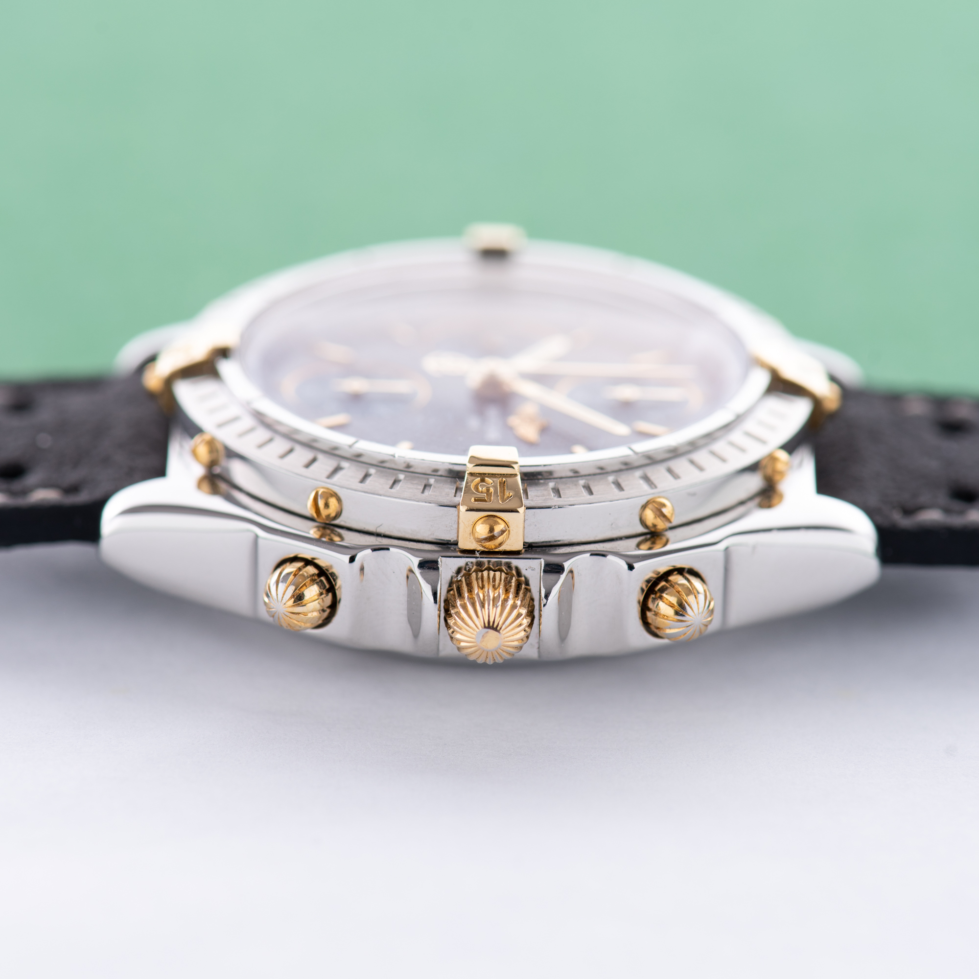 Zicht op Breitling Chronomat Gold/Staal Chronograph Grey / Blue dial Ref 13050.1