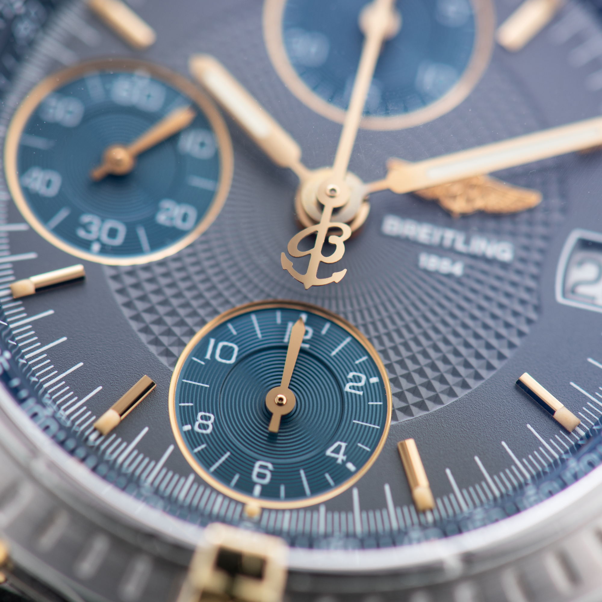 Zicht op Breitling Chronomat Gold/Staal Chronograph Grey / Blue dial Ref 13050.1