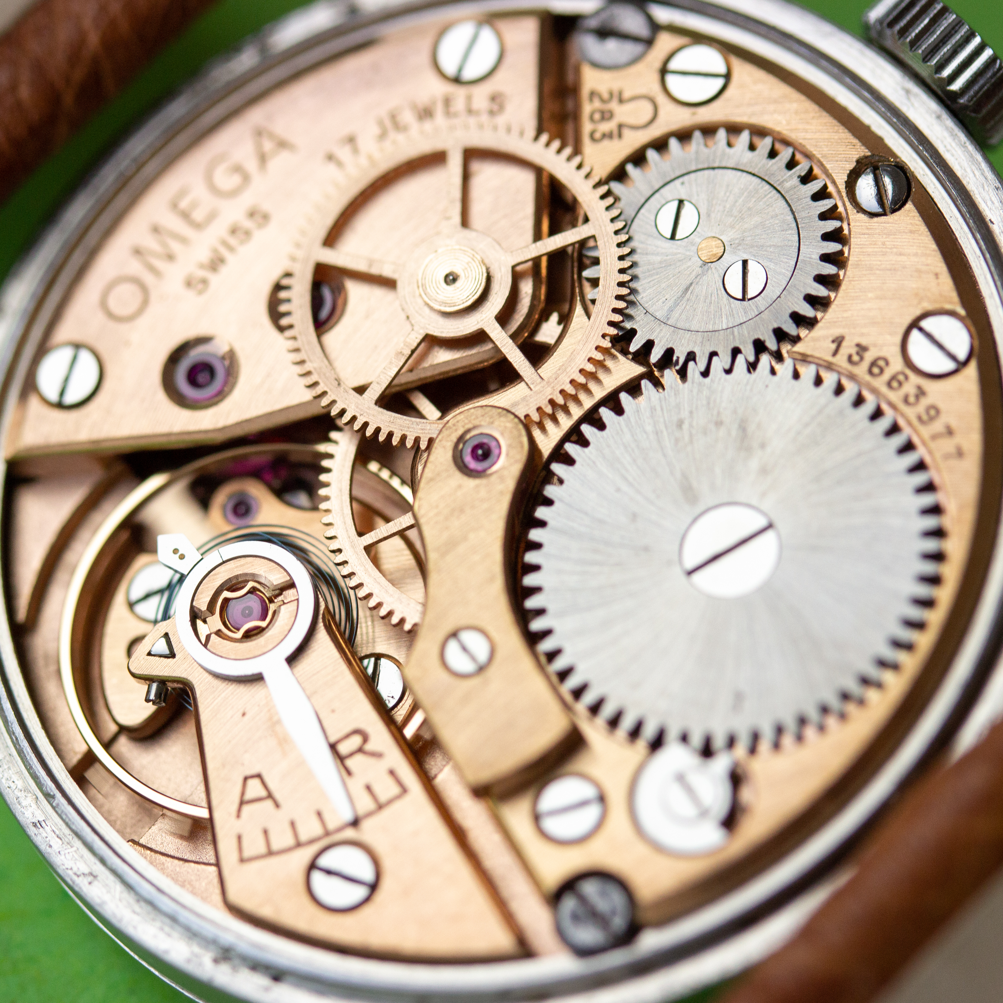 Vue de Omega Dress Watch Centre Seconds Two Tone Dial réf 2496