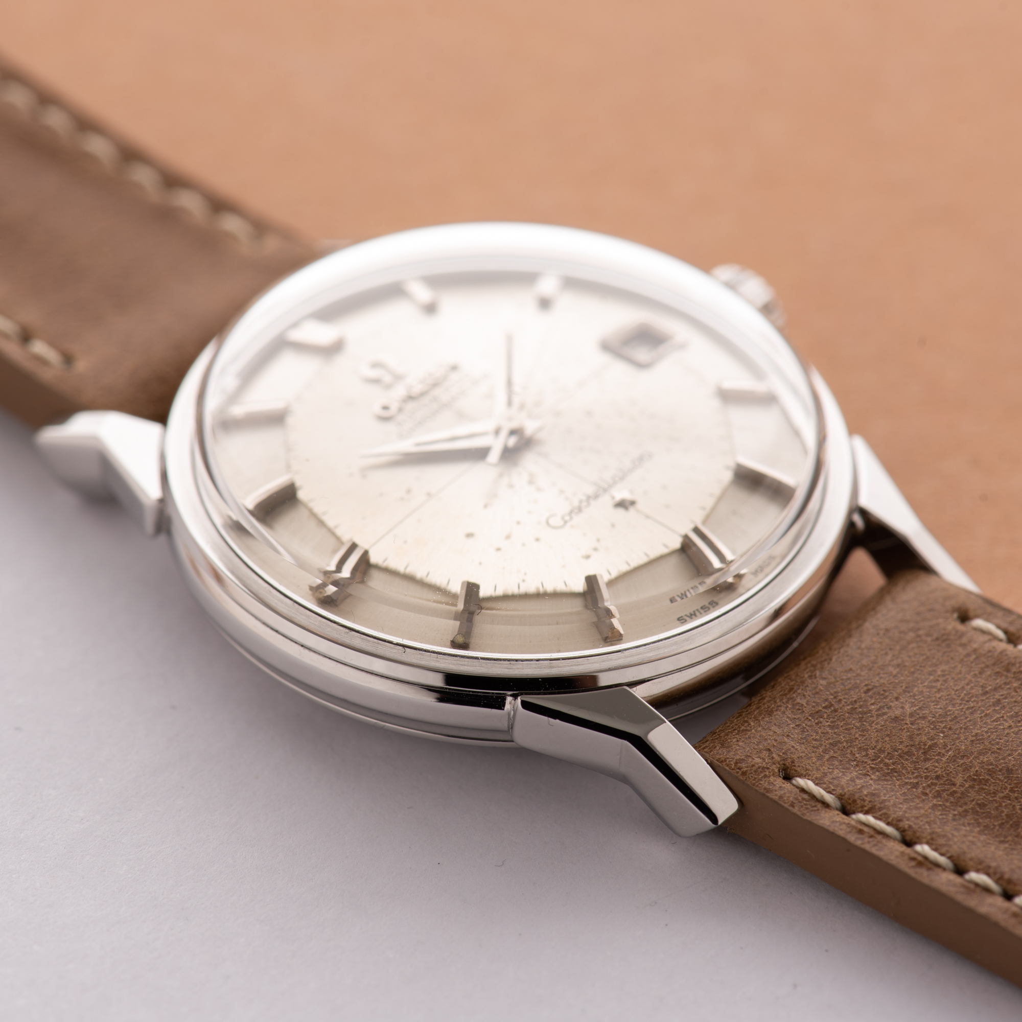 Zicht op Omega Constellation Calendar Pie Pan Patina Crosshair Hondenpoot Automatic 1962 Ref