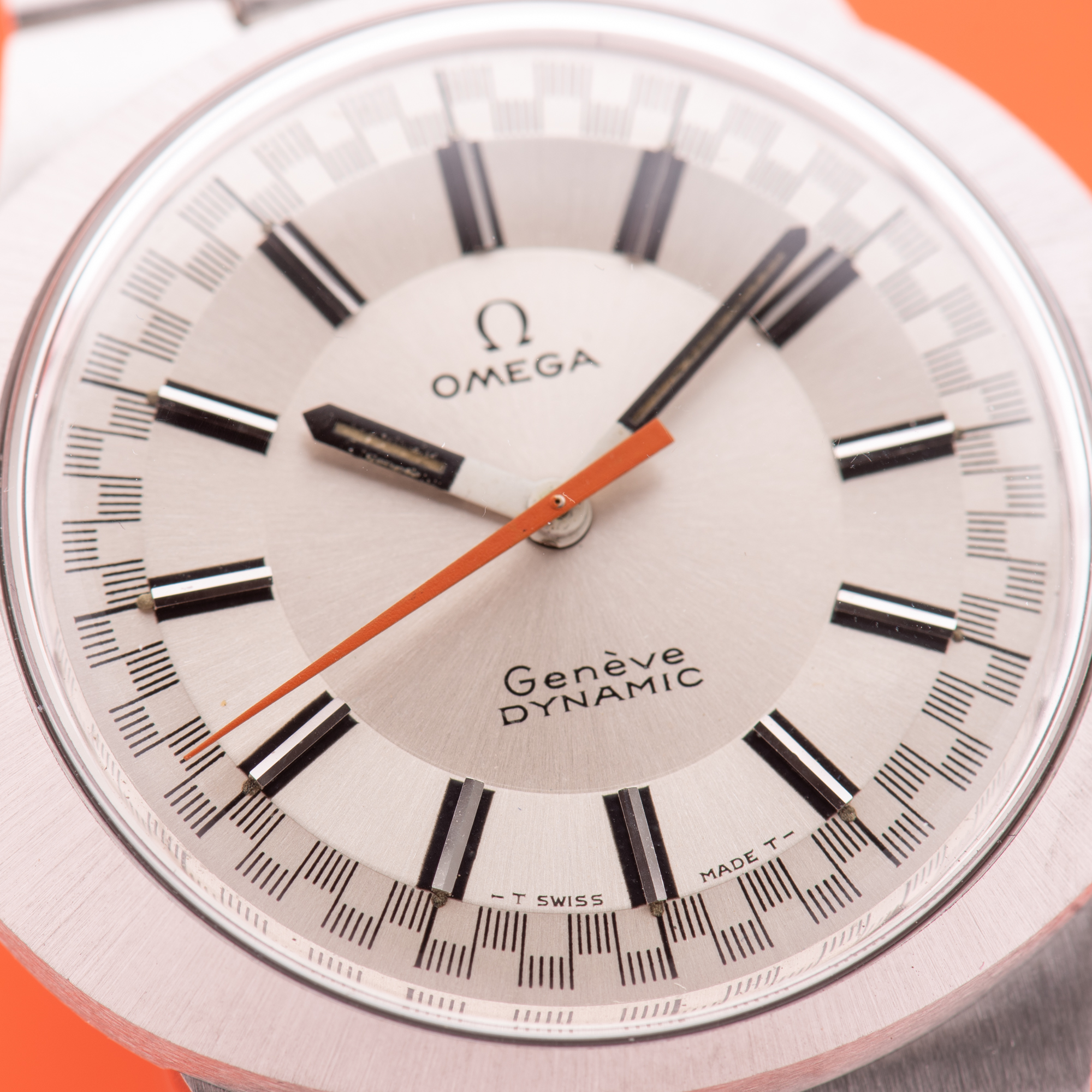 Vue de Omega Genève Dynamic Racing White Dial Réf 135.033