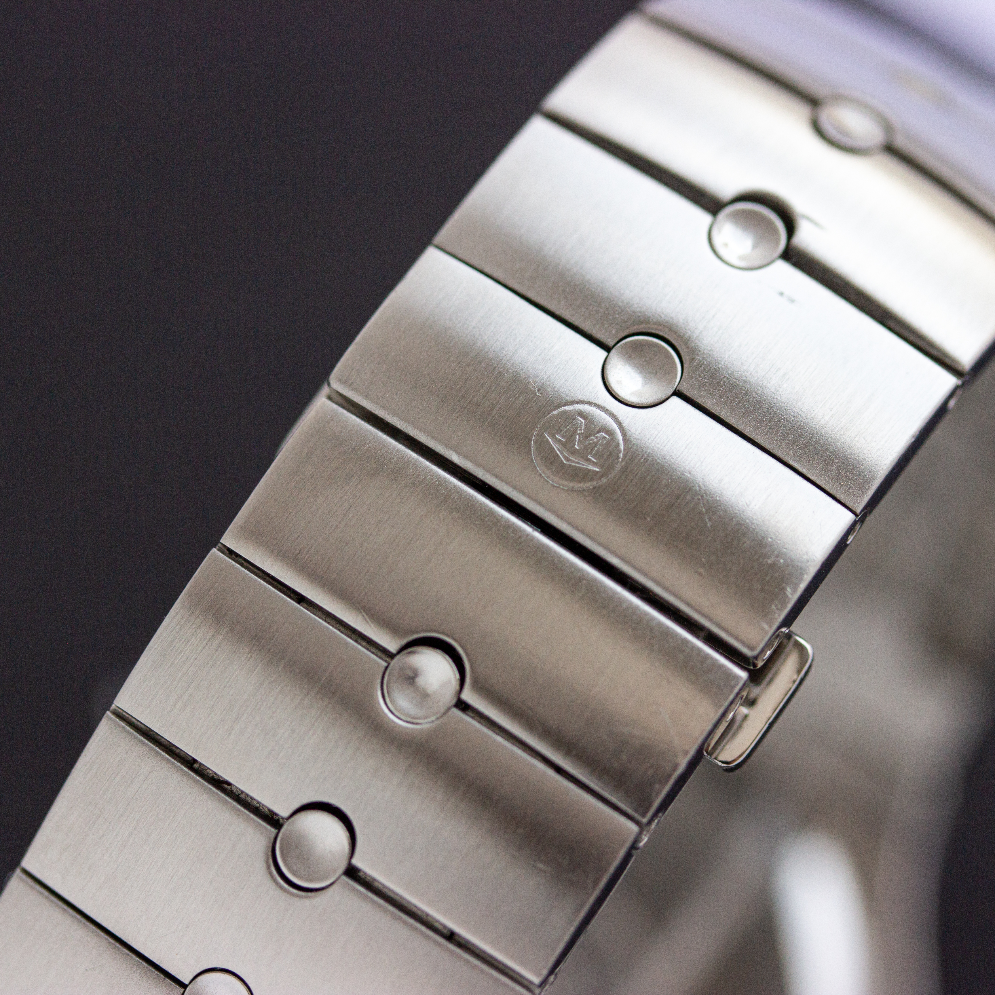 Zicht op Movado Sports Edition SE Black Mirror Museum dial