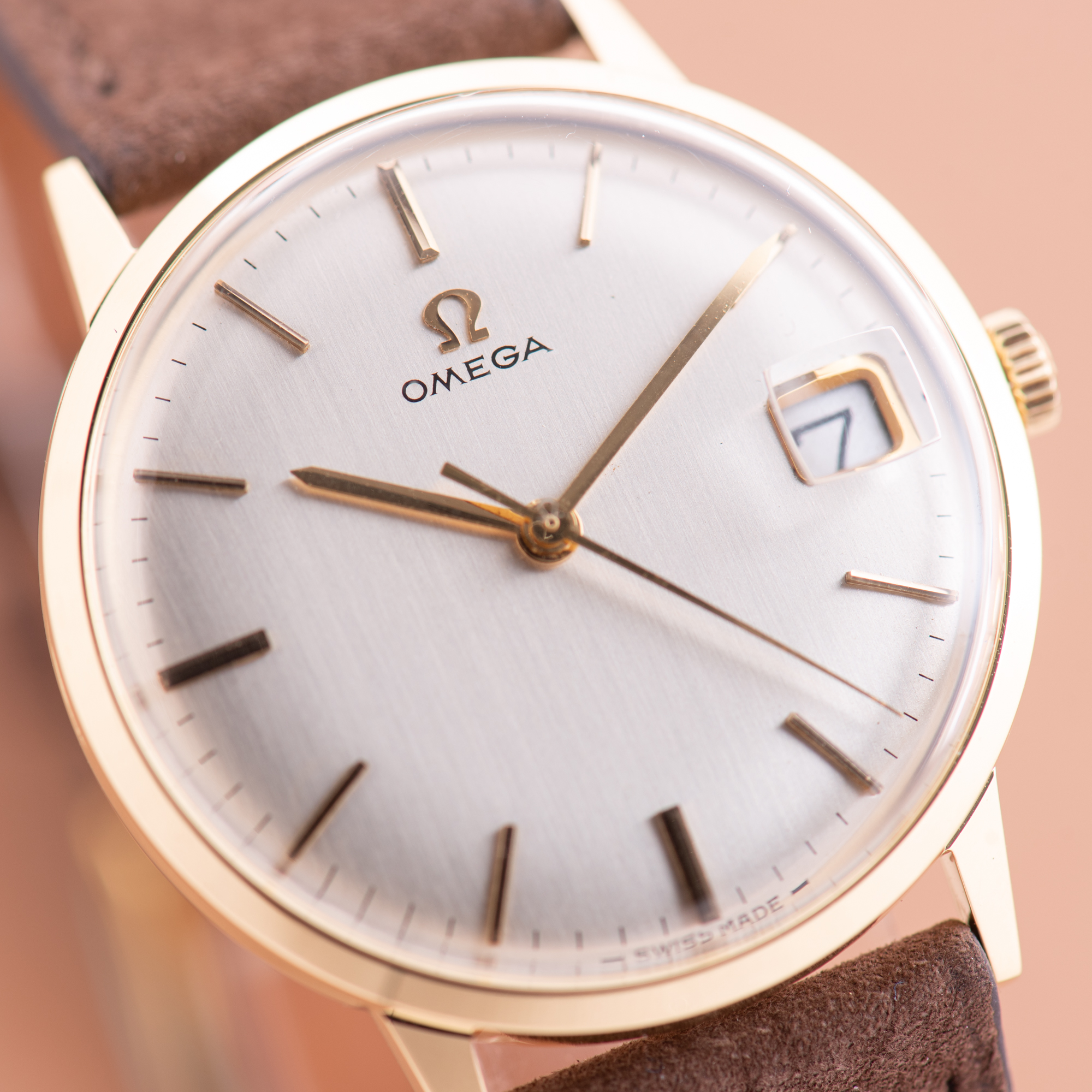 Vue de Omega Dress Watch Date 18K Yellow Gold from 1966 Réf 132.041