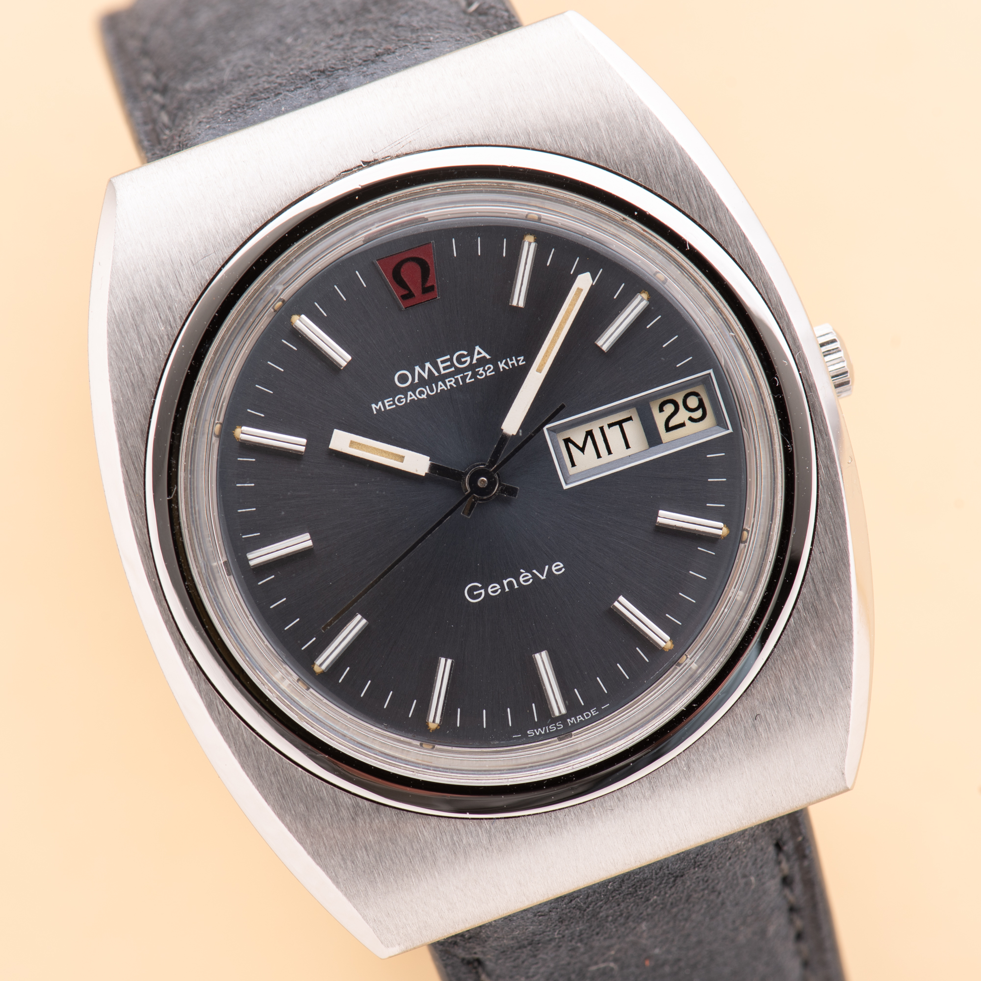 Zicht op Omega Genève Megaquartz 32 KHz Blue Day Date from 1973 Réf 196.0030