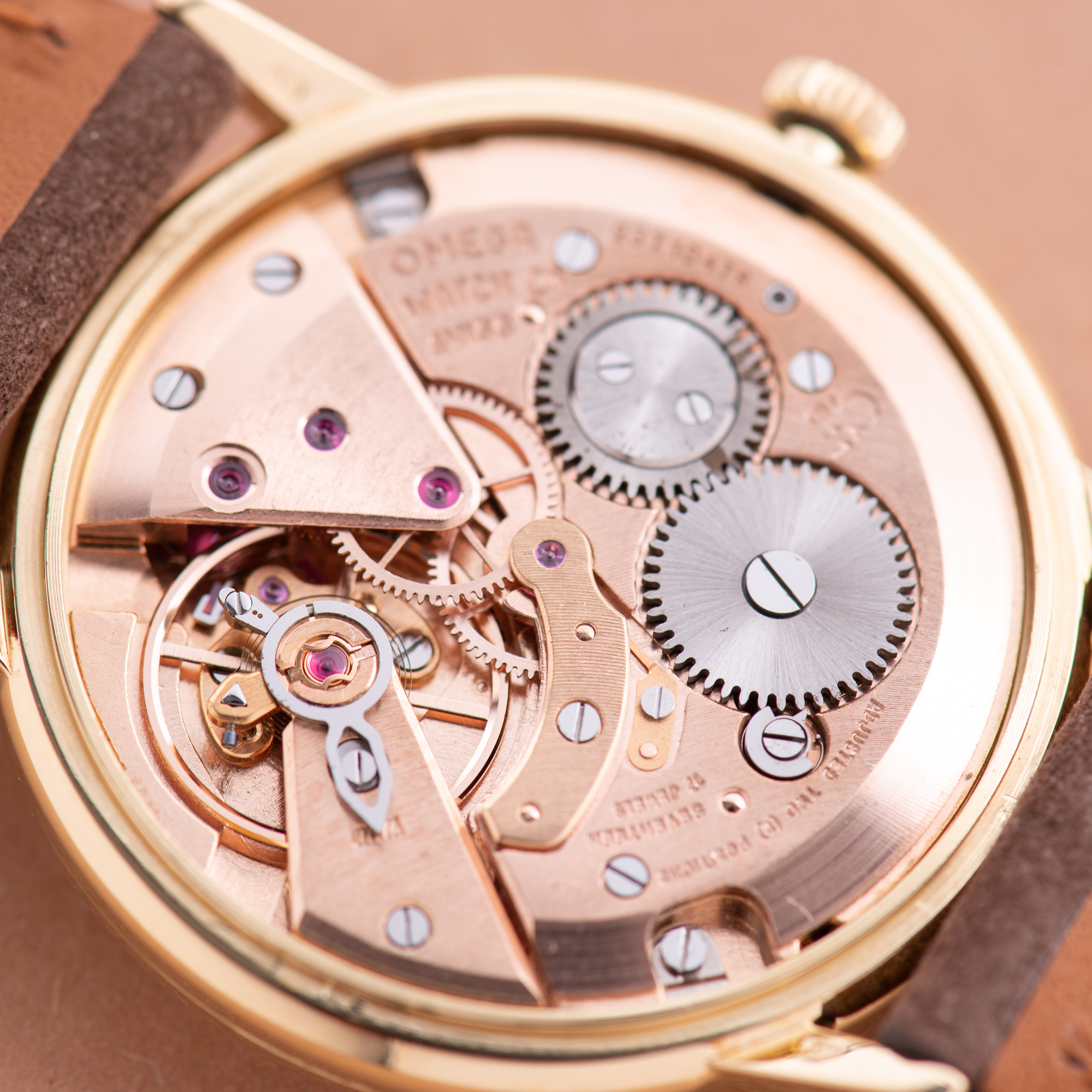 Vue de Omega Dress Watch Date 18K Yellow Gold from 1966 Réf 132.041