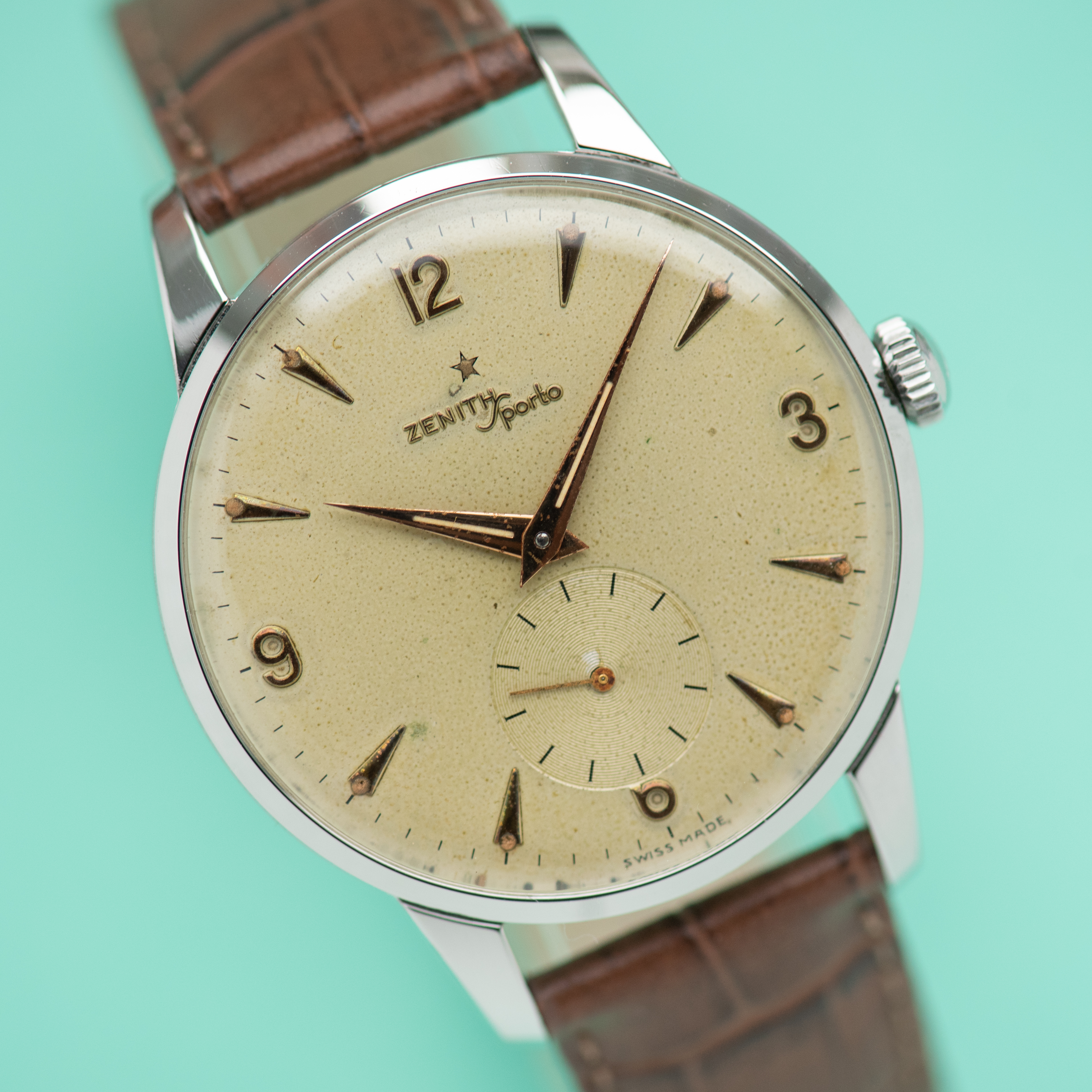 Zicht op Zenith Sporto Oversize Big Dress Watch Ref 9893 uit 1956