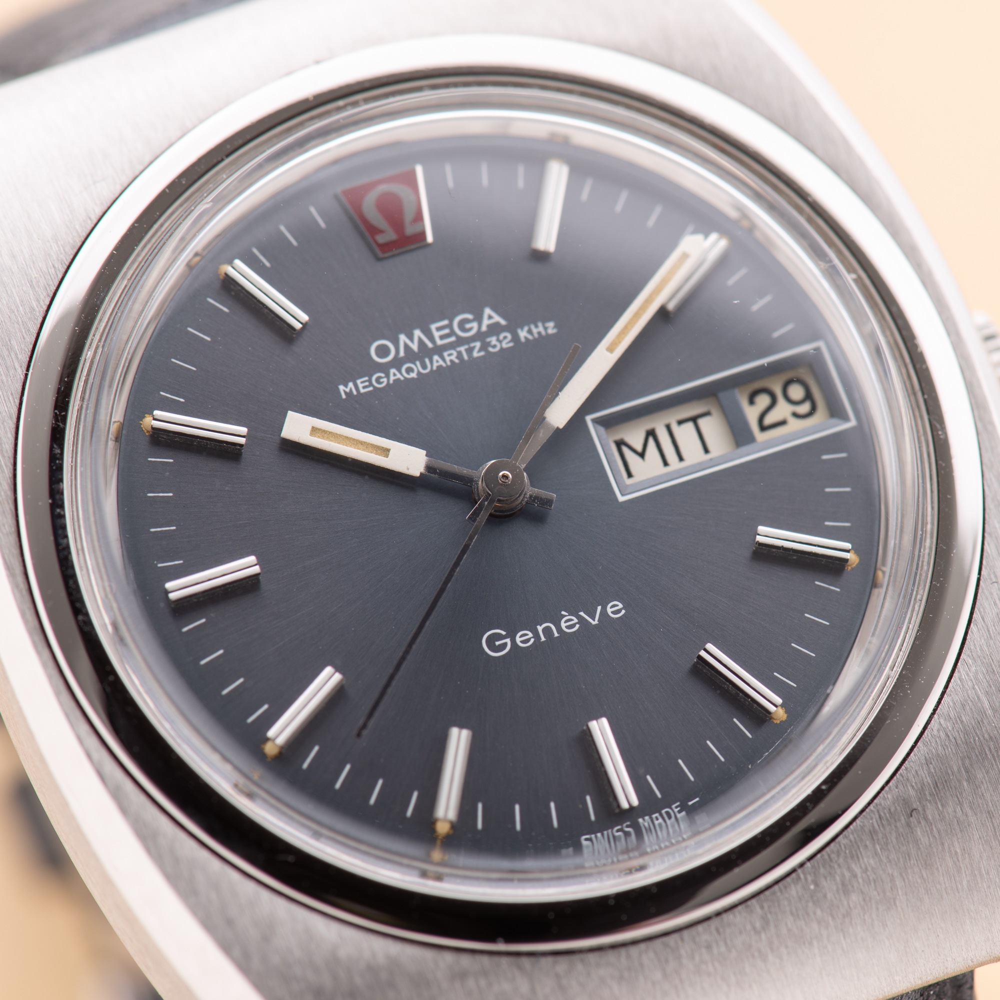 Zicht op Omega Genève Megaquartz 32 KHz Blue Day Date from 1973 Réf 196.0030