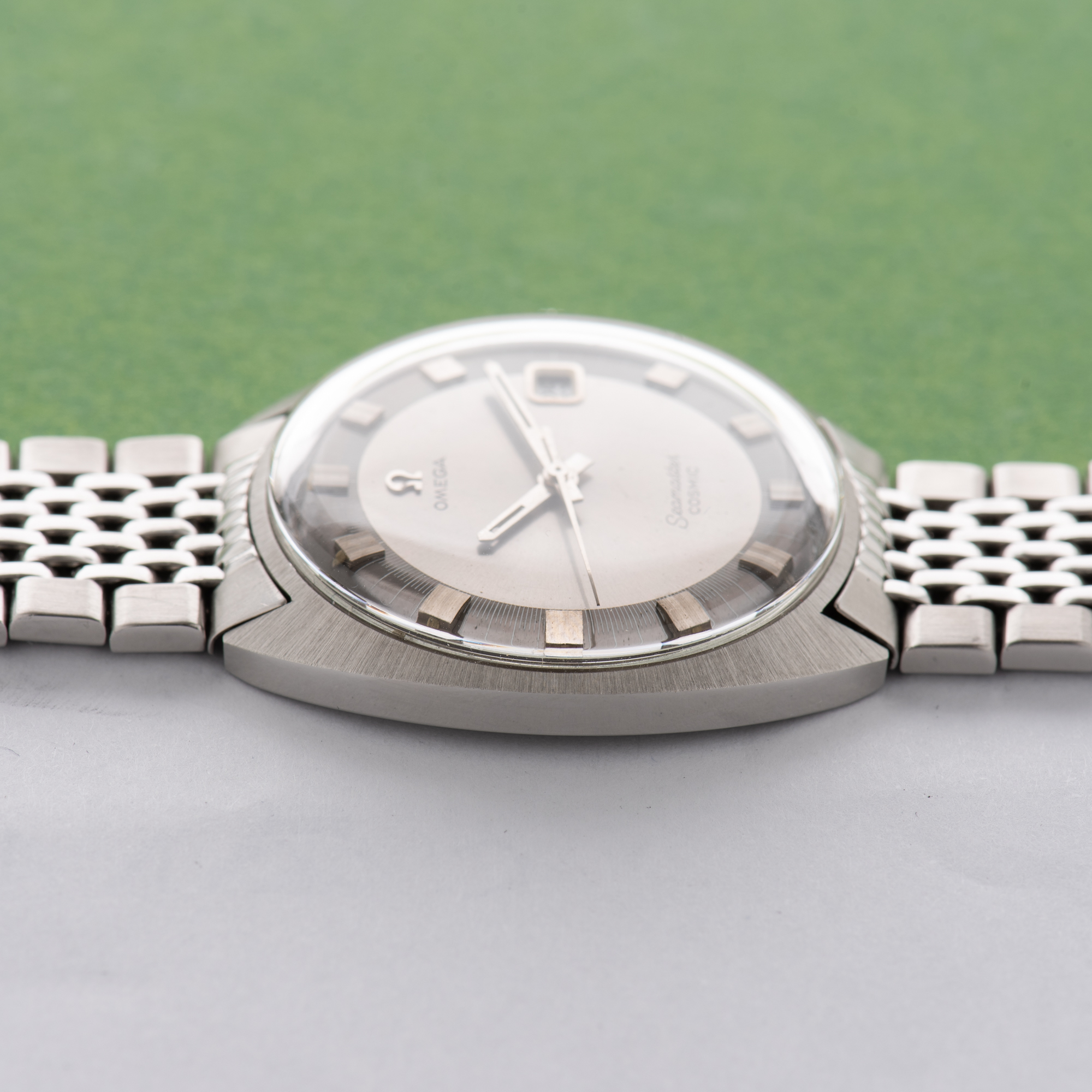 Vue de Omega Seamaster Cosmic Grey Date Beads of Rice Réf 136.017