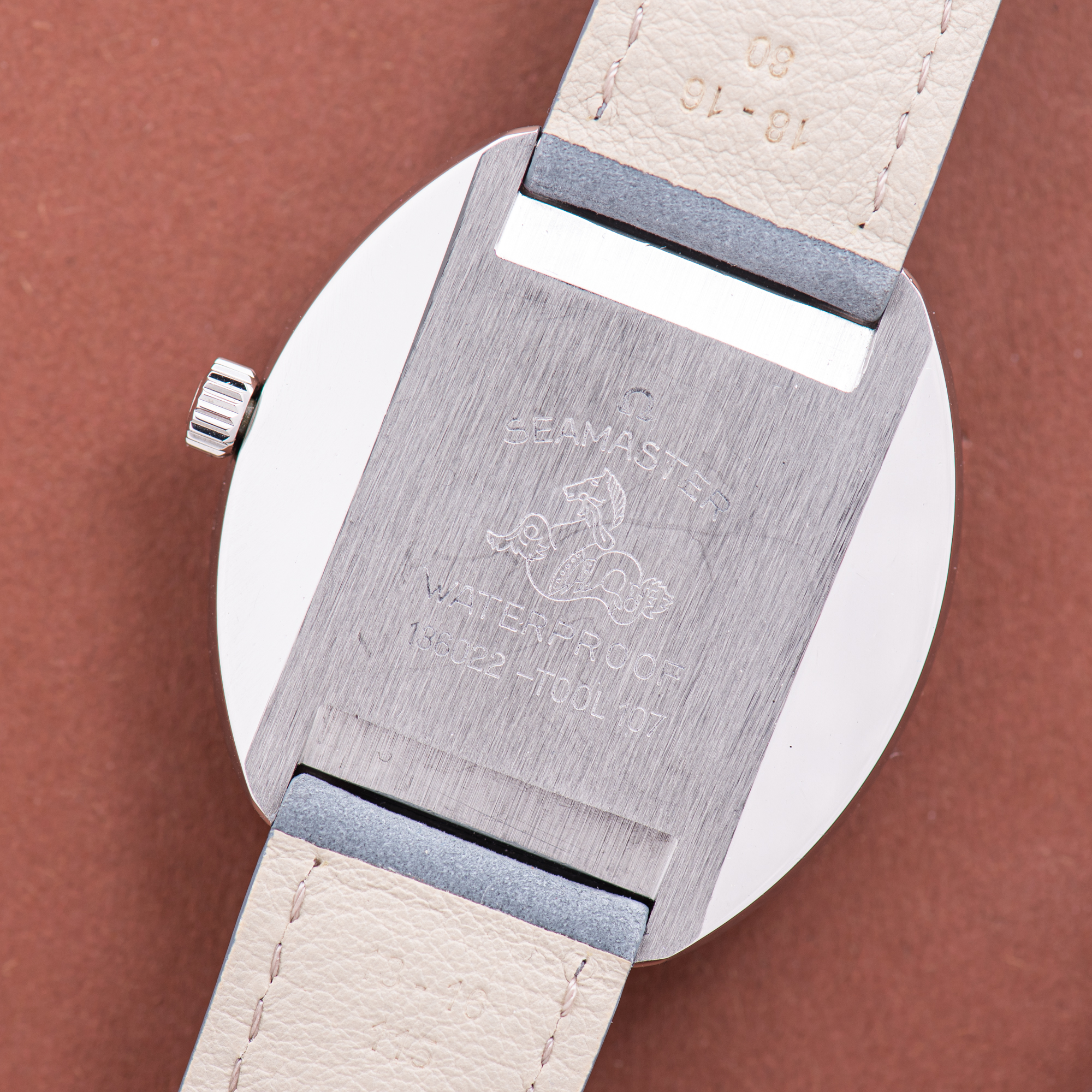 View of Omega Seamaster Cosmic Date Grey Dust Dial Réf 136.022