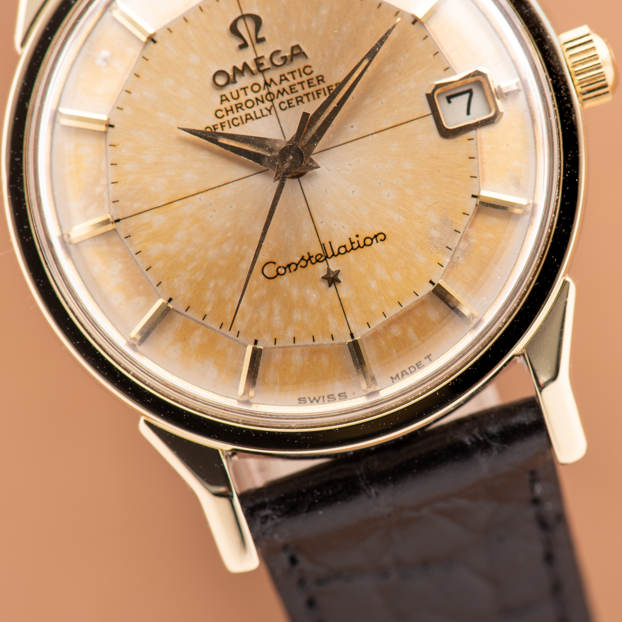 Zicht op Omega Constellation Calendar Pie Pan Patina Dog Leg Automatic 1966 Ref 168.005
