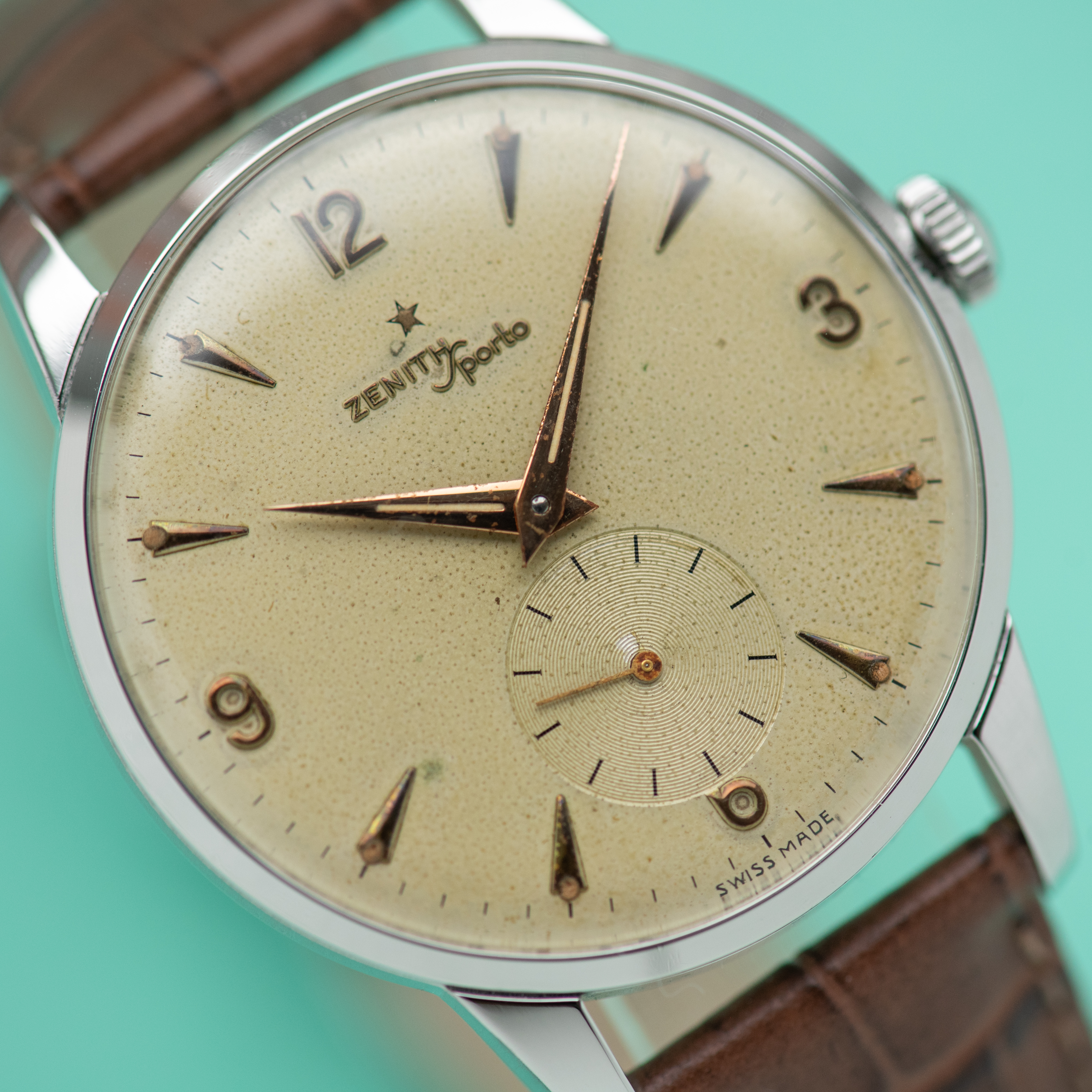 Zicht op Zenith Sporto Oversize Big Dress Watch Ref 9893 uit 1956