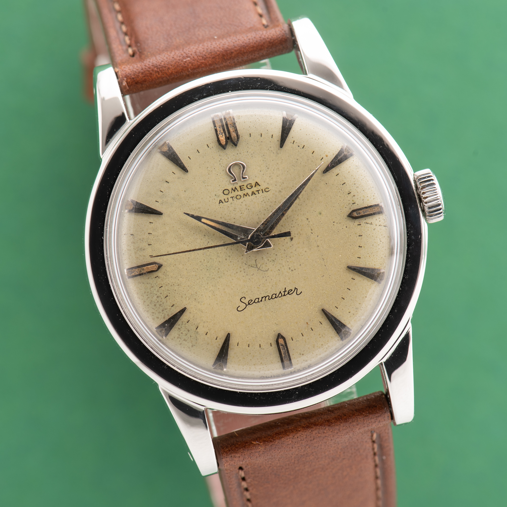 Vue de Omega Seamaster Automatic Bumper Beefy Lugs from 1951 Réf 2577