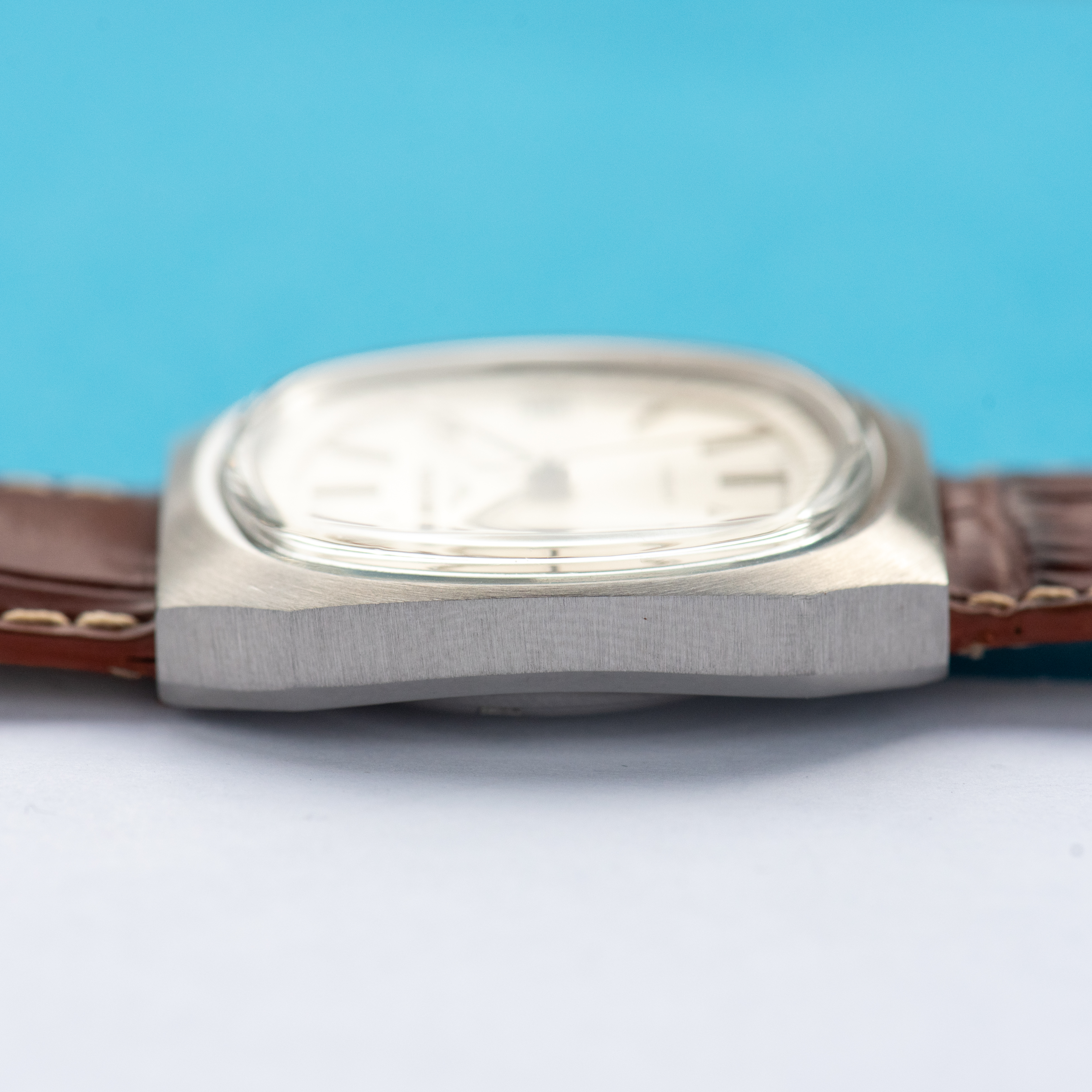 View of Longines Automatic Date Elegant Big Réf 2365 1970s