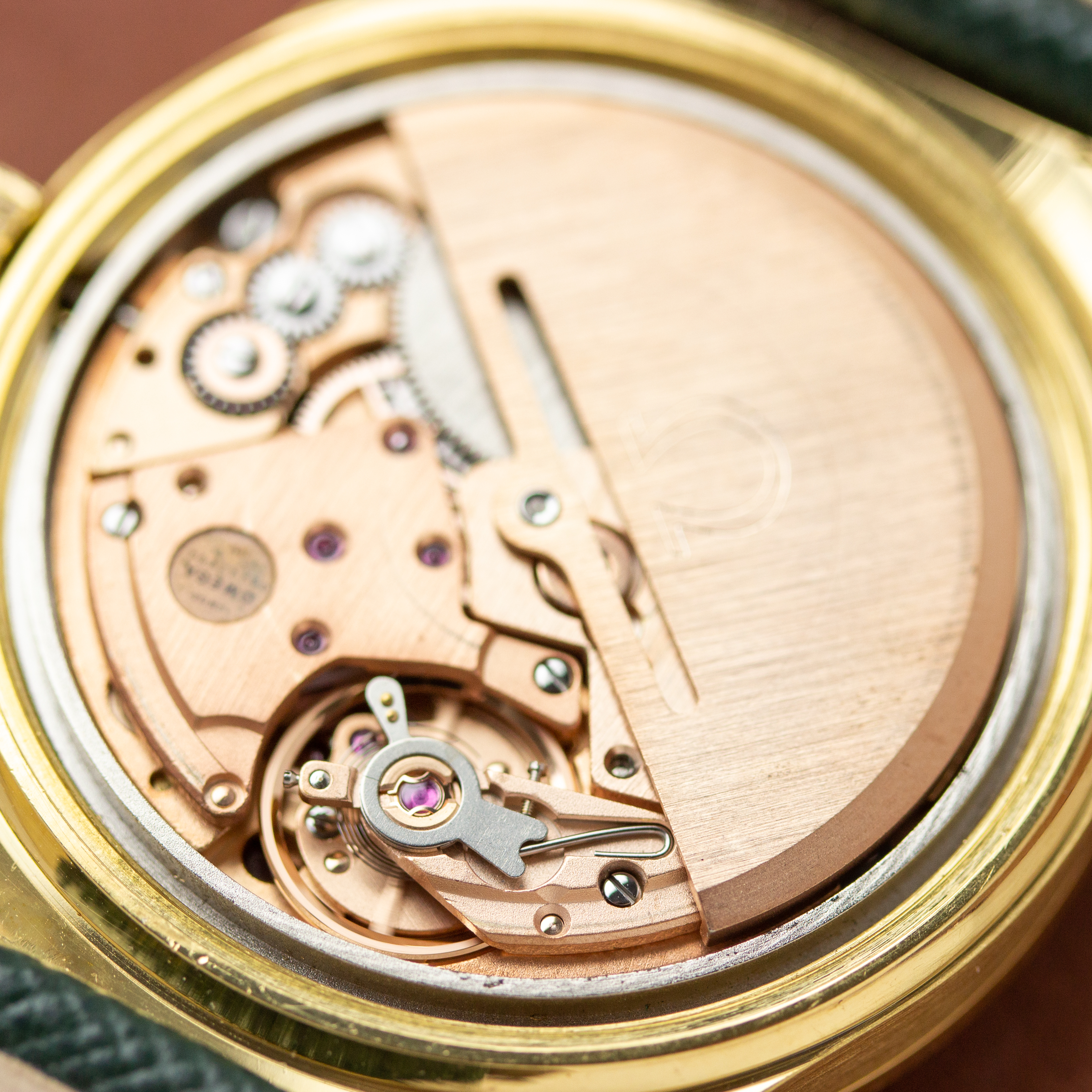 Zicht op Omega Genève Automatic Date Bréguet dial Ref 166.068 uit 1973