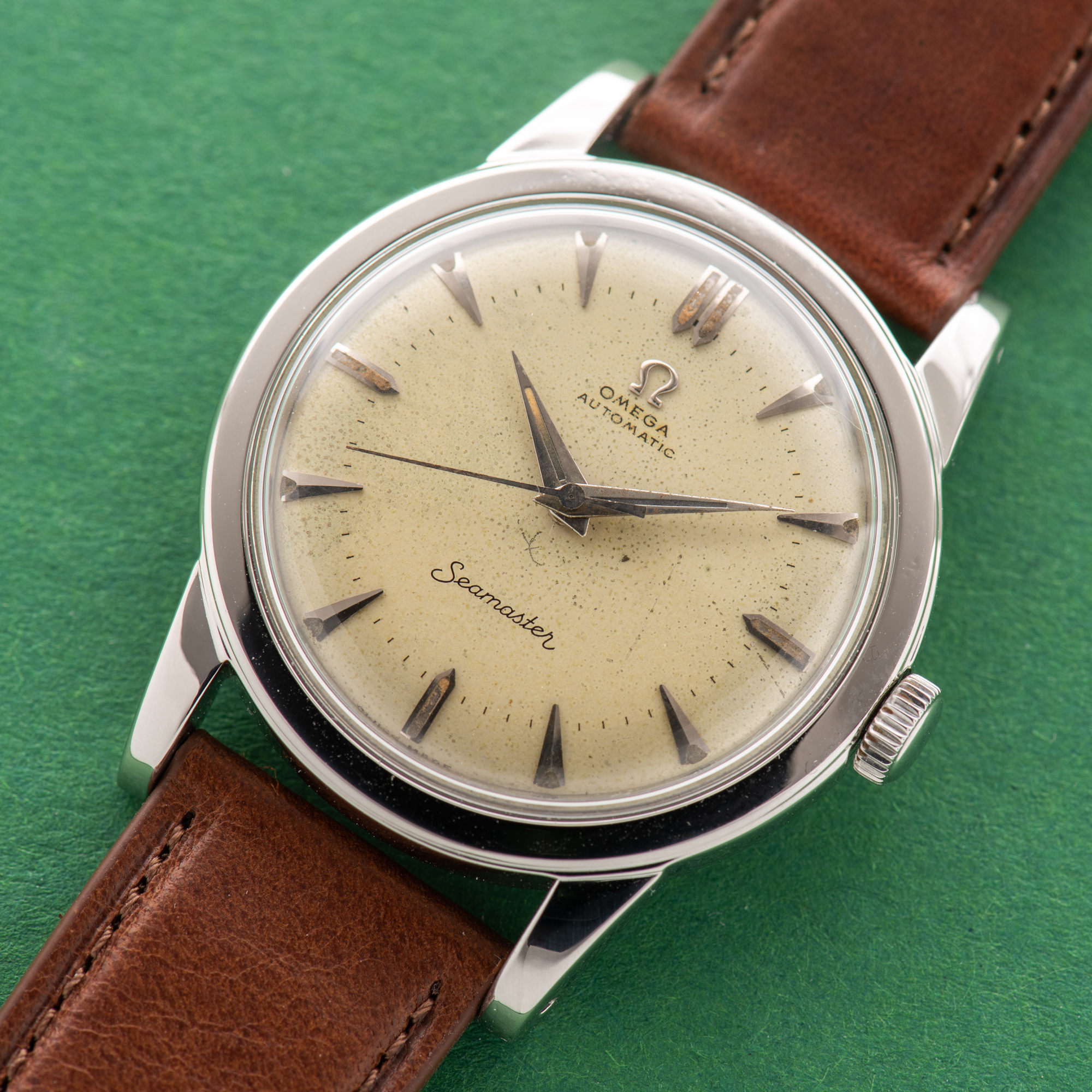 Vue de Omega Seamaster Automatic Bumper Beefy Lugs from 1951 Réf 2577