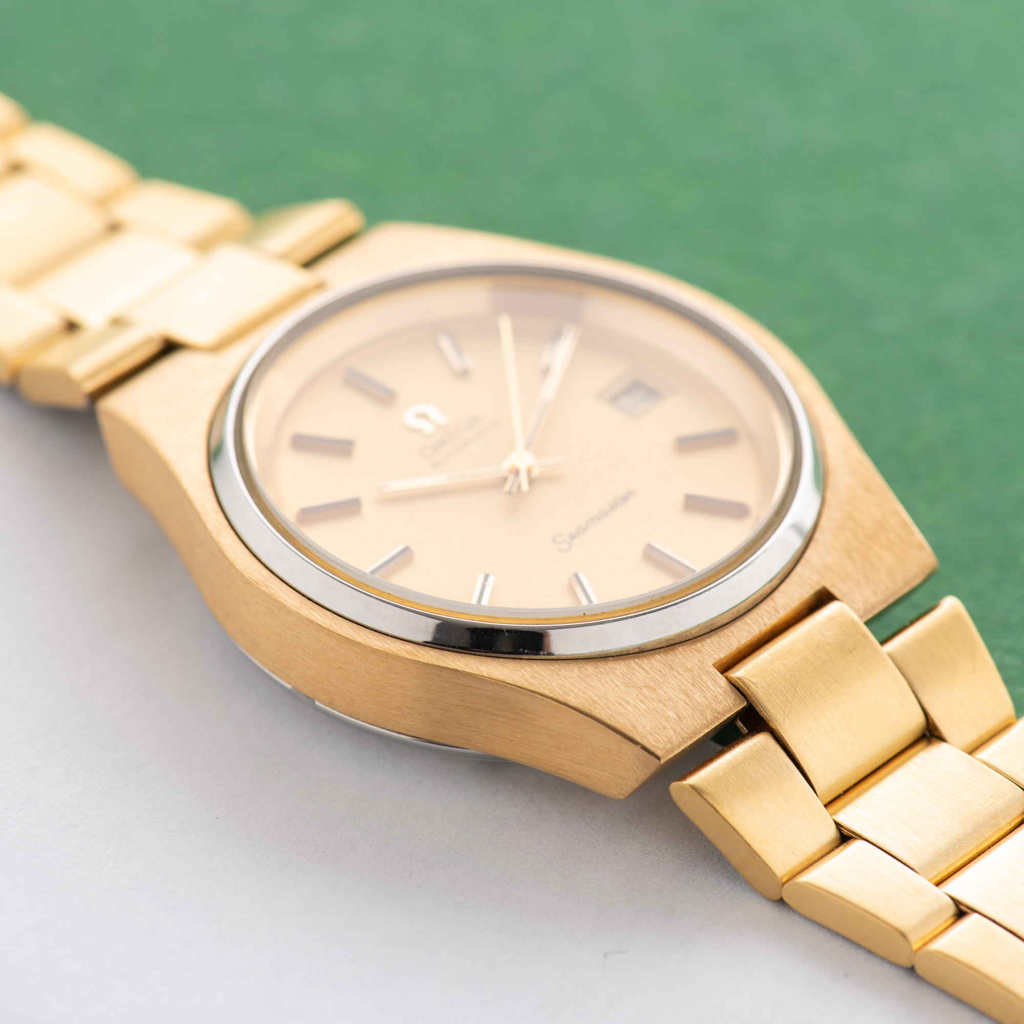 Zicht op Omega Seamaster Automatic 'Cosmic 2000' uit 1977 Ref 166.023