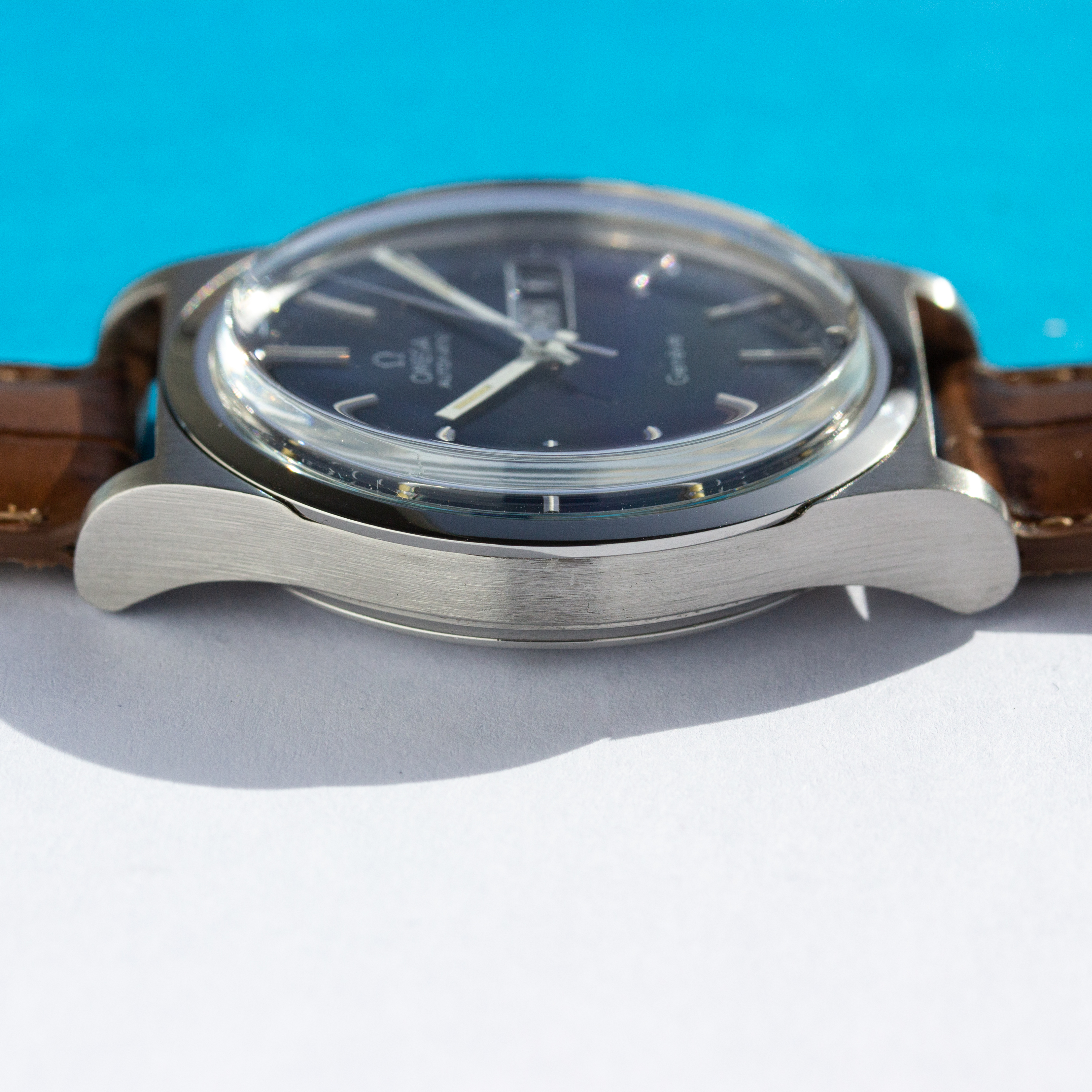 Vue de Omega Genève Automatic Blue Day Date réf 166 0169
