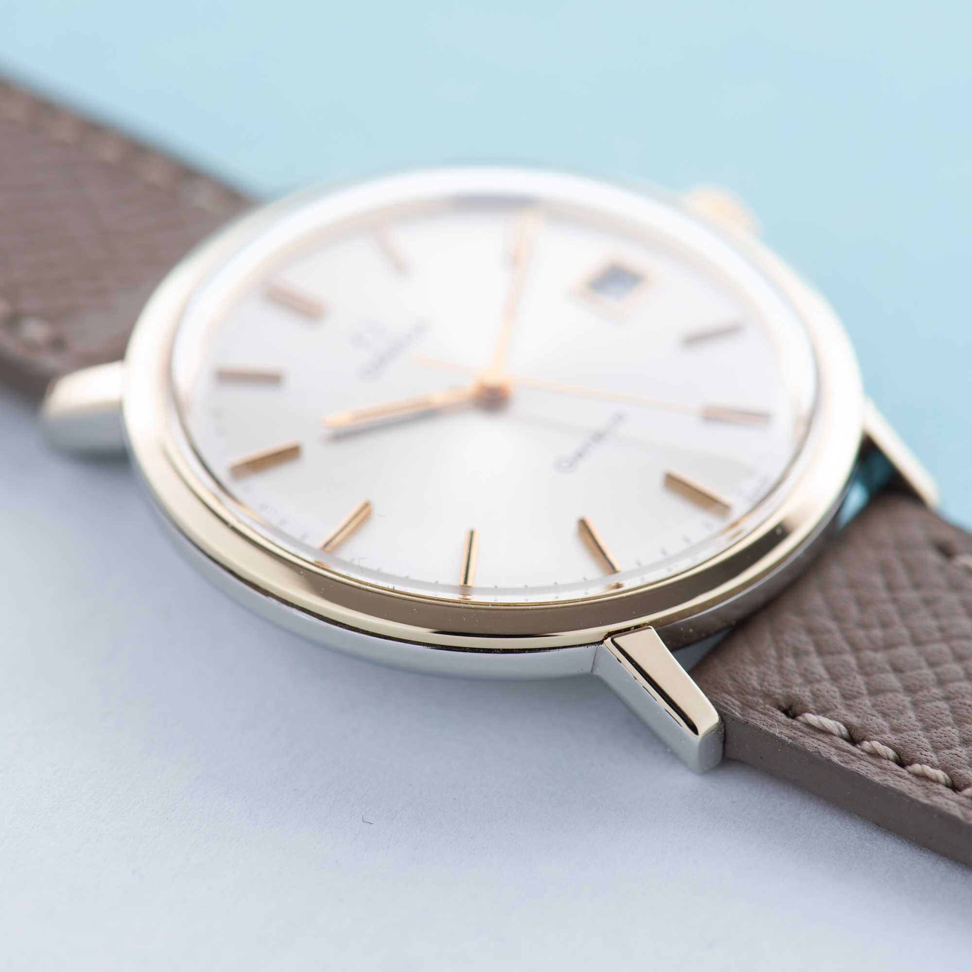 Vue de Omega Genève Date Gold Steel Rare Monoblock Réf 136.9020