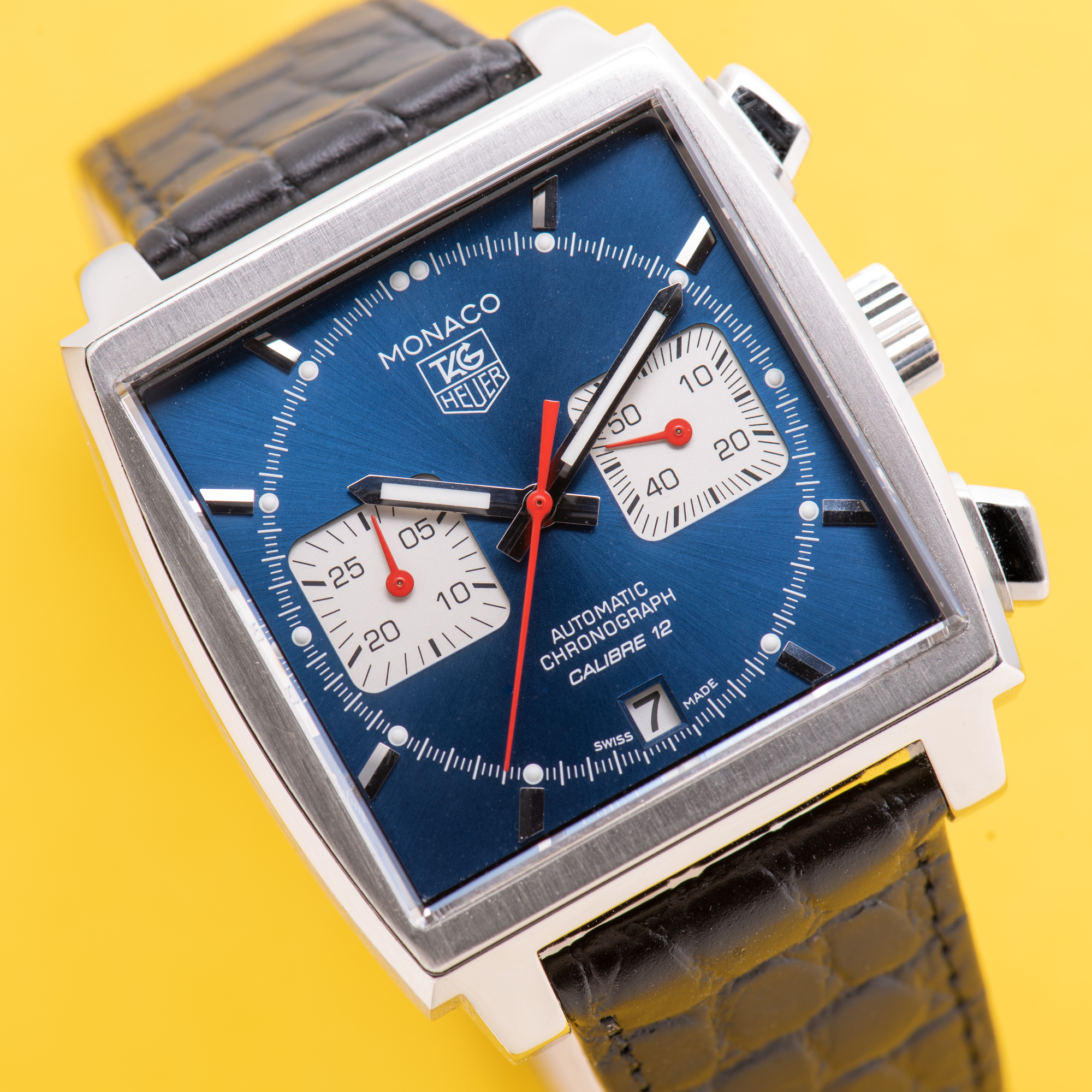 Zicht op TAG HEUER Monaco Calibre 12 chronograph Blue Dial Réf CAW2111