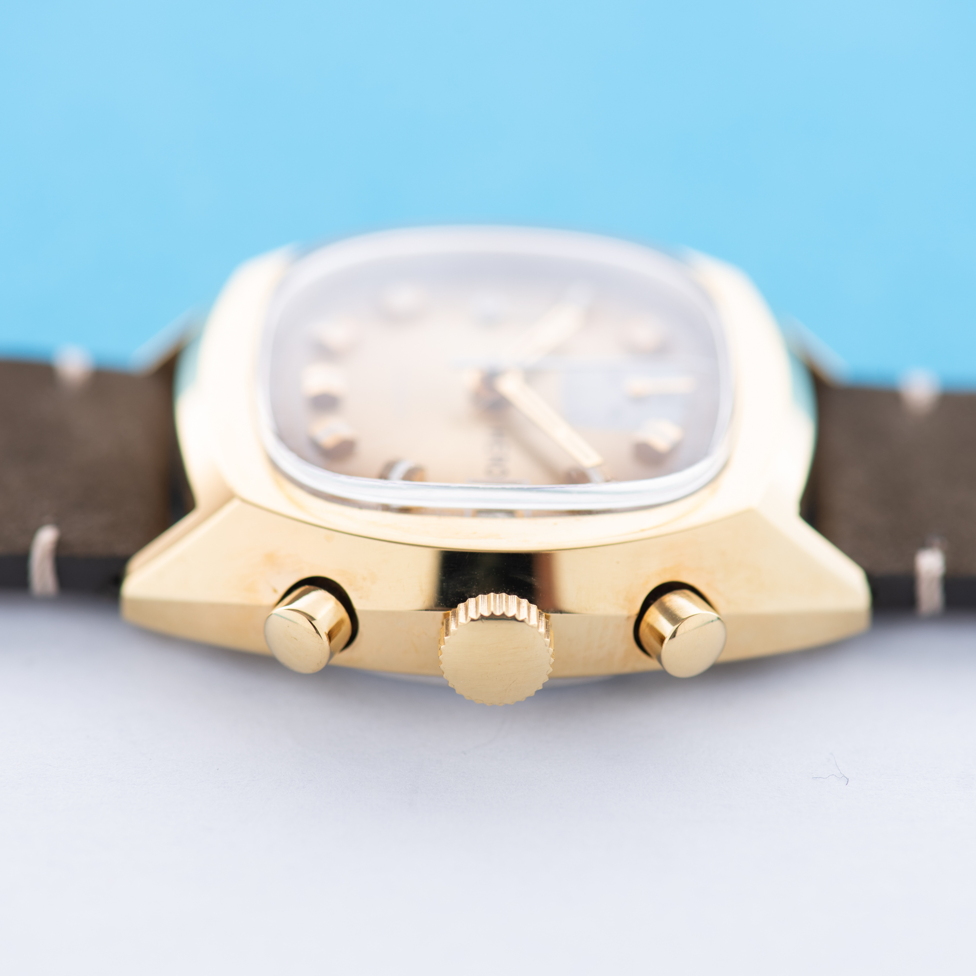 Zicht op Hero chronograph  incabloc New Old Stock valjoux 7765