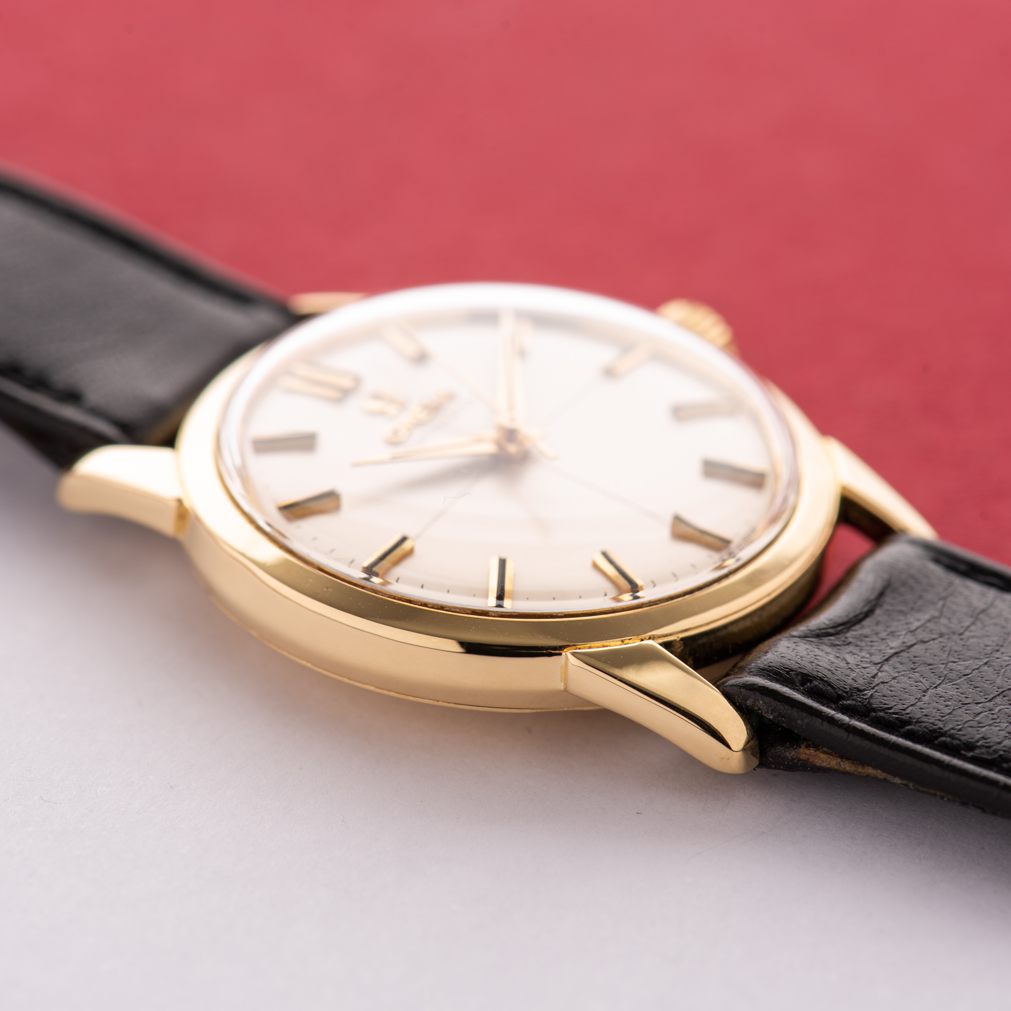 Vue de Omega Seamaster Automatic 18K Yellow Gold Onyx Index from 1959 Réf 14704