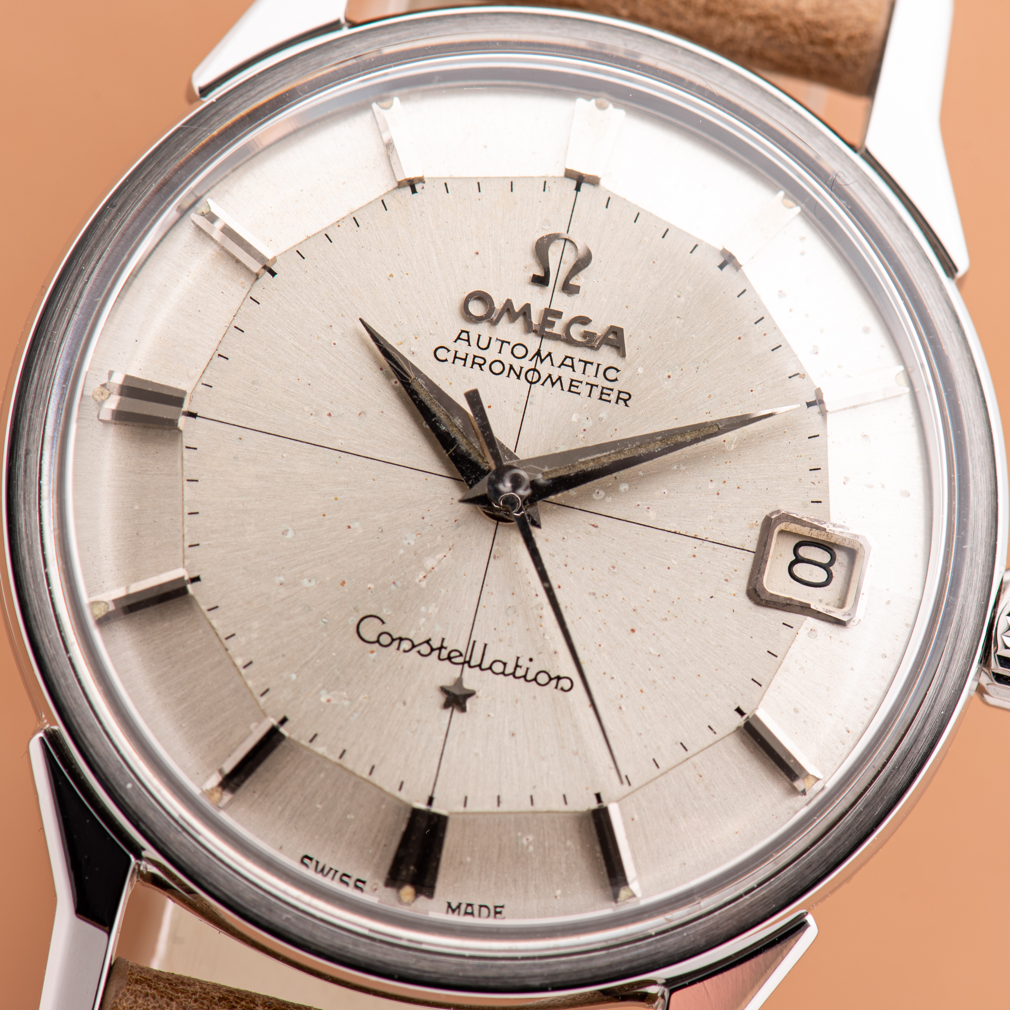 Zicht op Omega Constellation Calendar Pie Pan Patina Crosshair Hondenpoot Automatic 1962 Ref