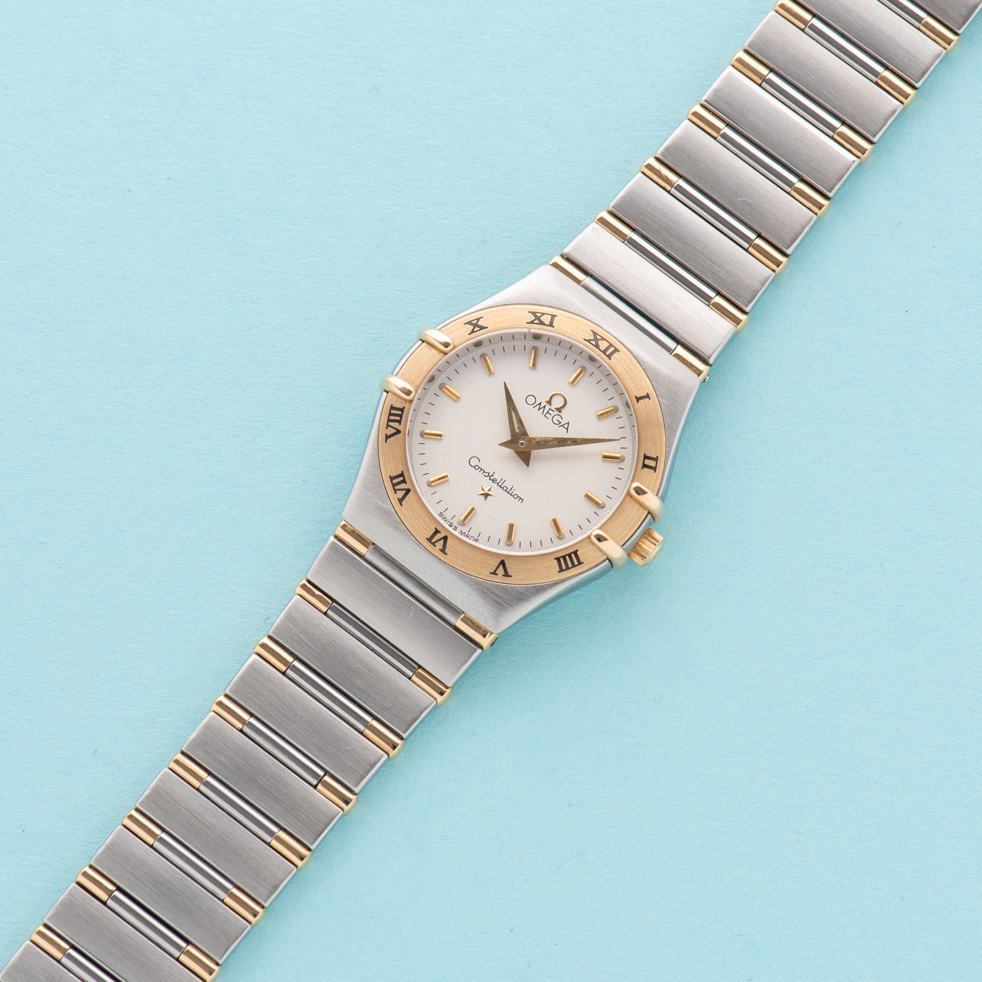 Vue de Omega Constellation Half Gold Bar 18K Lady Quartz Réf 795.1203