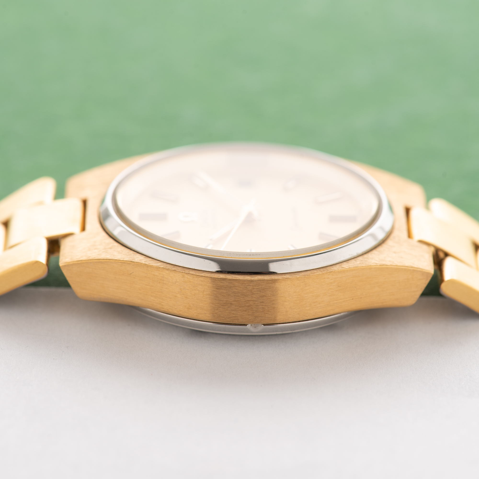 Zicht op Omega Seamaster Automatic 'Cosmic 2000' uit 1977 Ref 166.023
