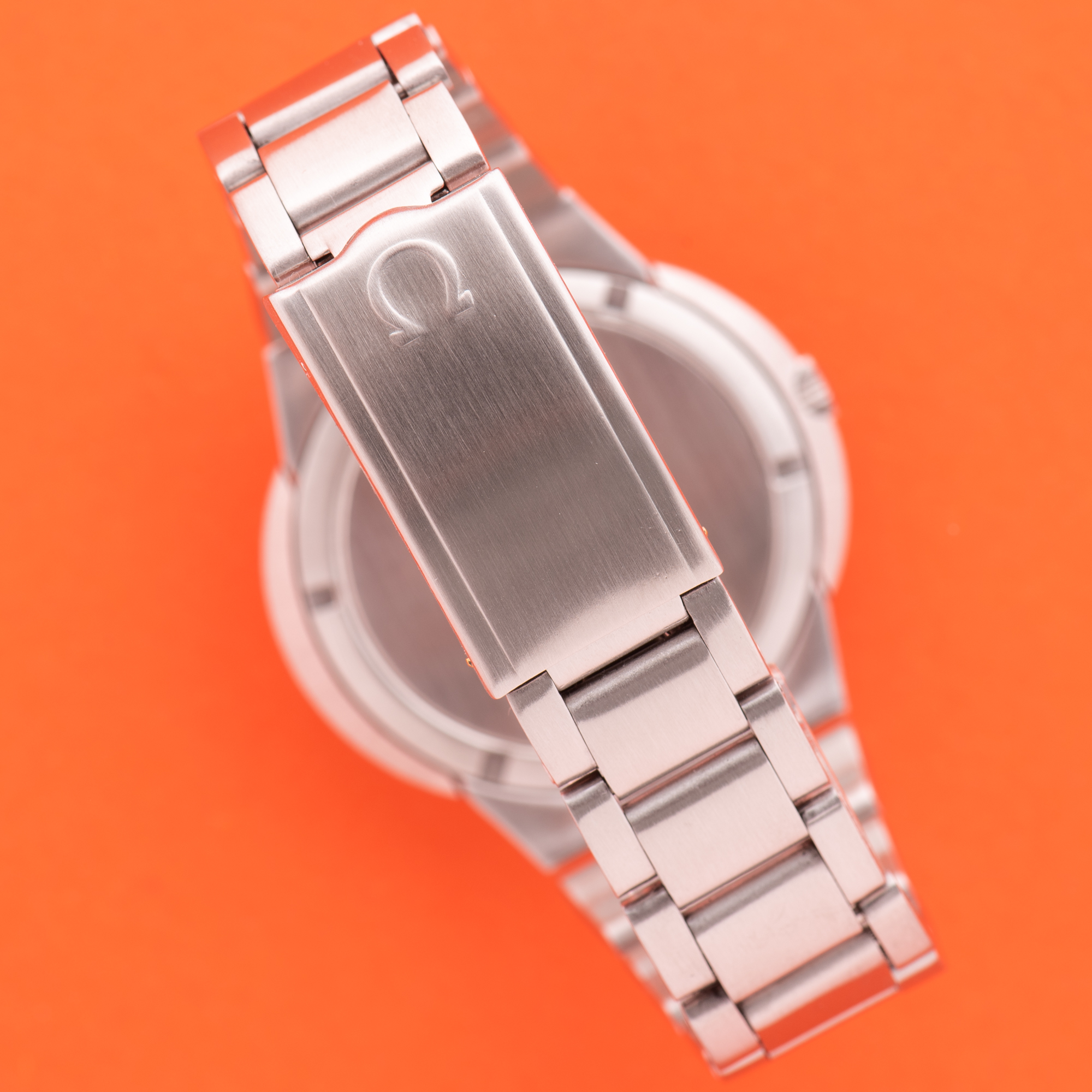 Vue de Omega Genève Dynamic Racing White Dial Réf 135.033