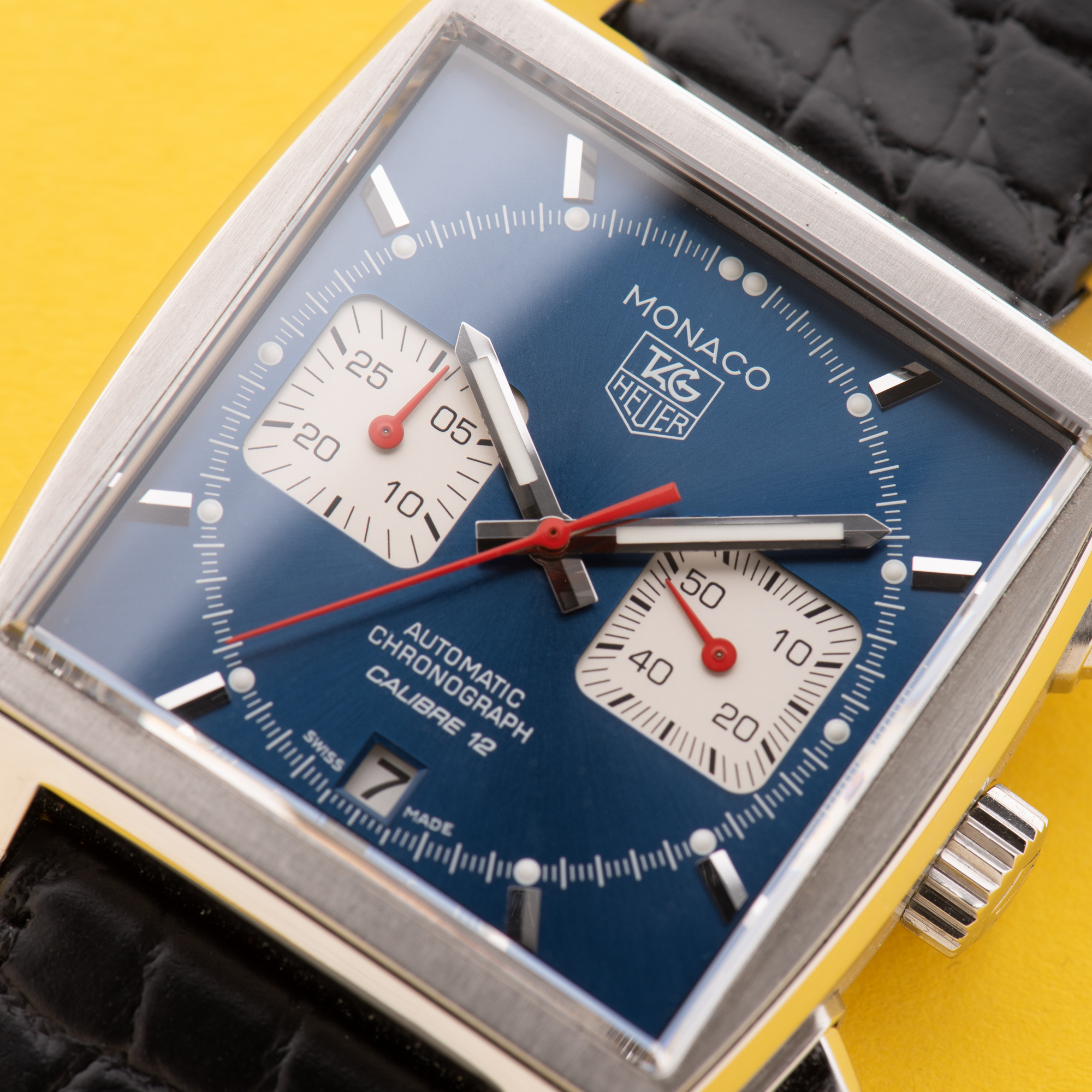 Zicht op TAG HEUER Monaco Calibre 12 chronograph Blue Dial Réf CAW2111