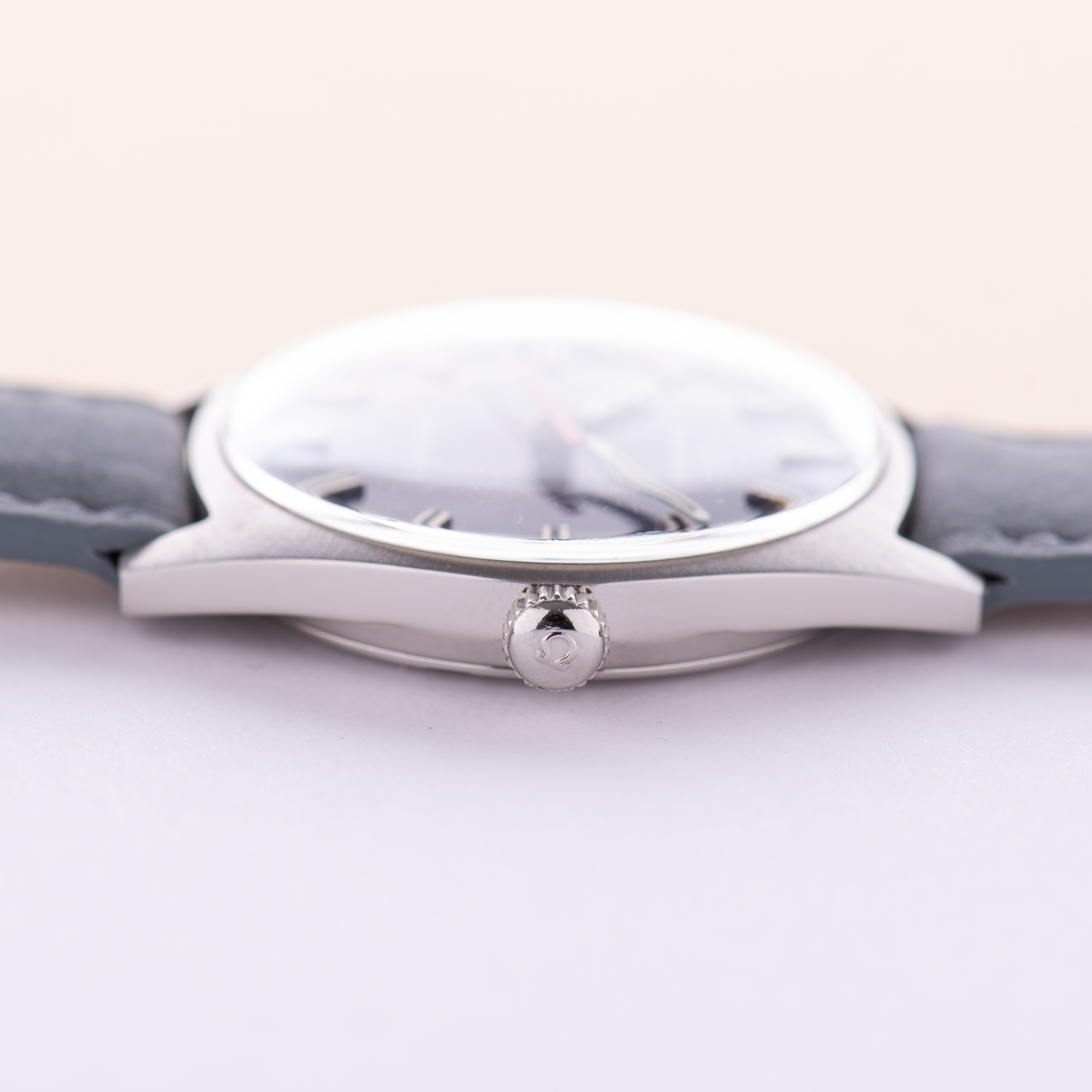 Zicht op Omega Genève blue dial Ultraman’ Réf 135.041