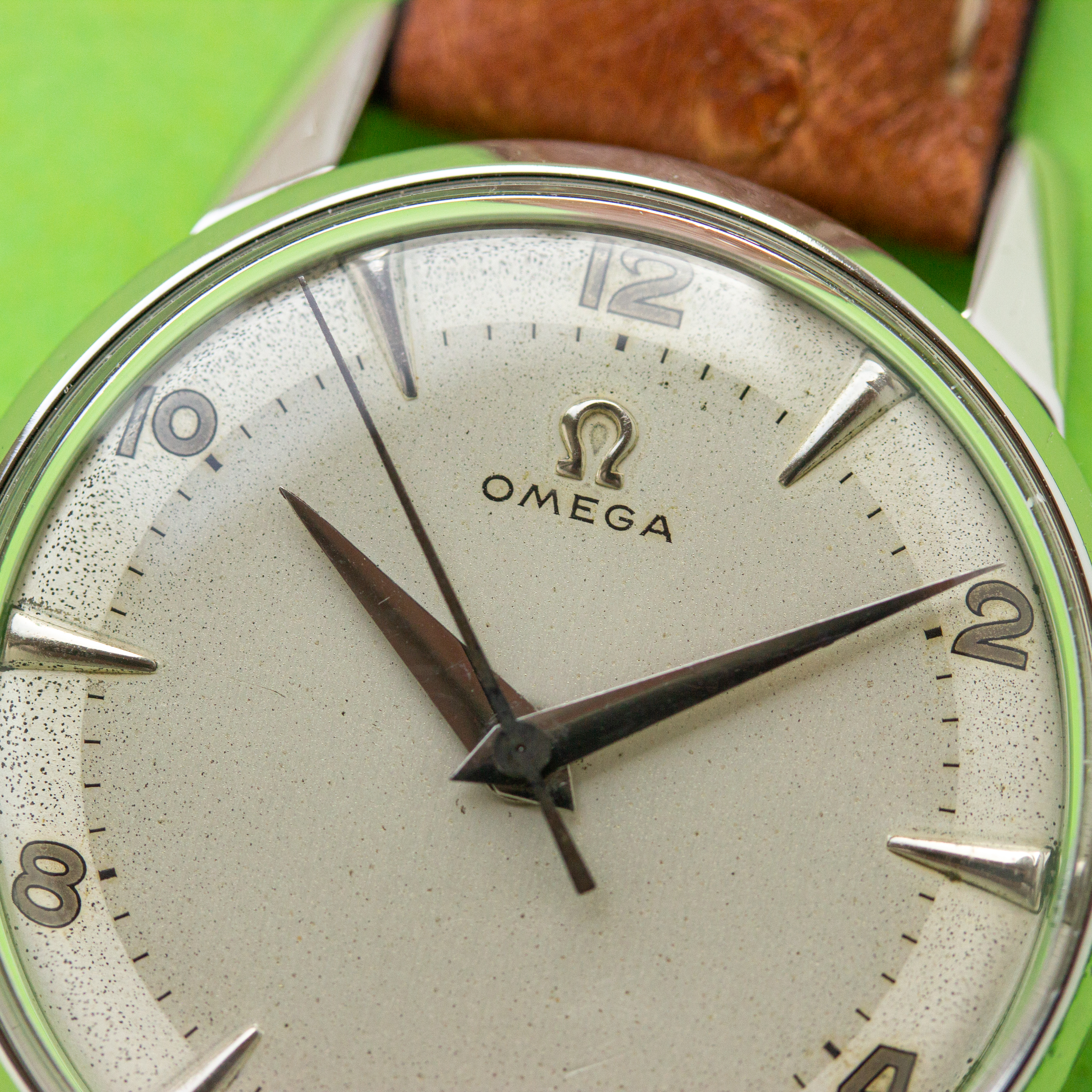 Vue de Omega Dress Watch Centre Seconds Two Tone Dial réf 2496