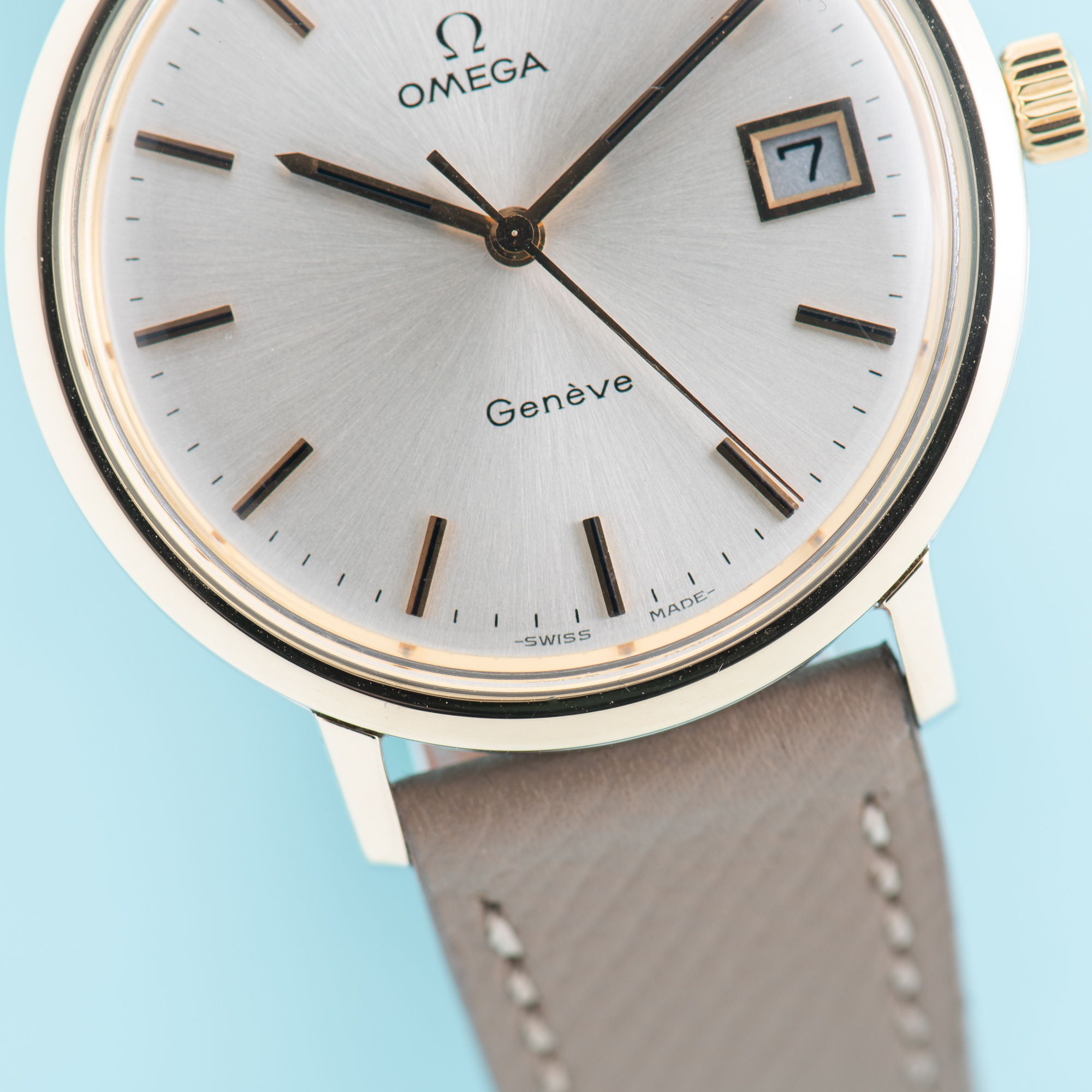 Vue de Omega Genève Date Gold Steel Rare Monoblock Réf 136.9020
