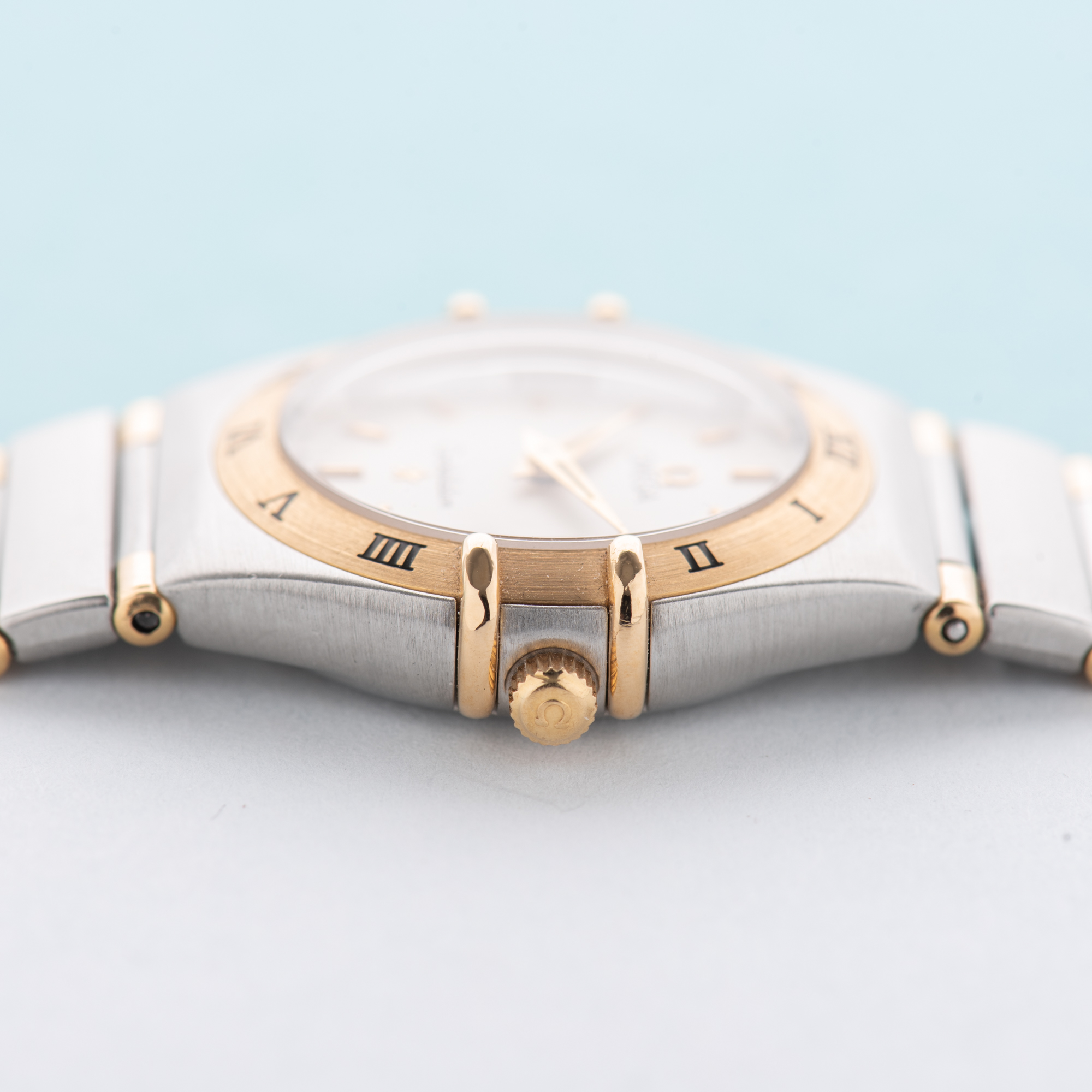 Vue de Omega Constellation Half Gold Bar 18K Lady Quartz Réf 795.1203