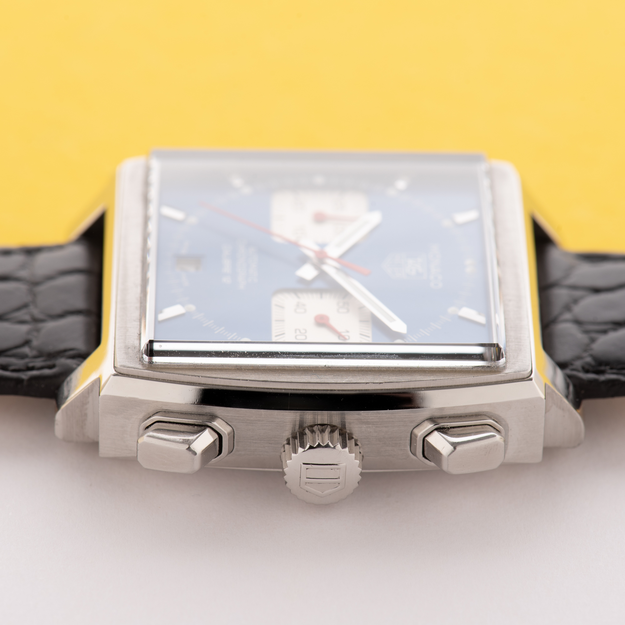 Zicht op TAG HEUER Monaco Calibre 12 chronograph Blue Dial Réf CAW2111